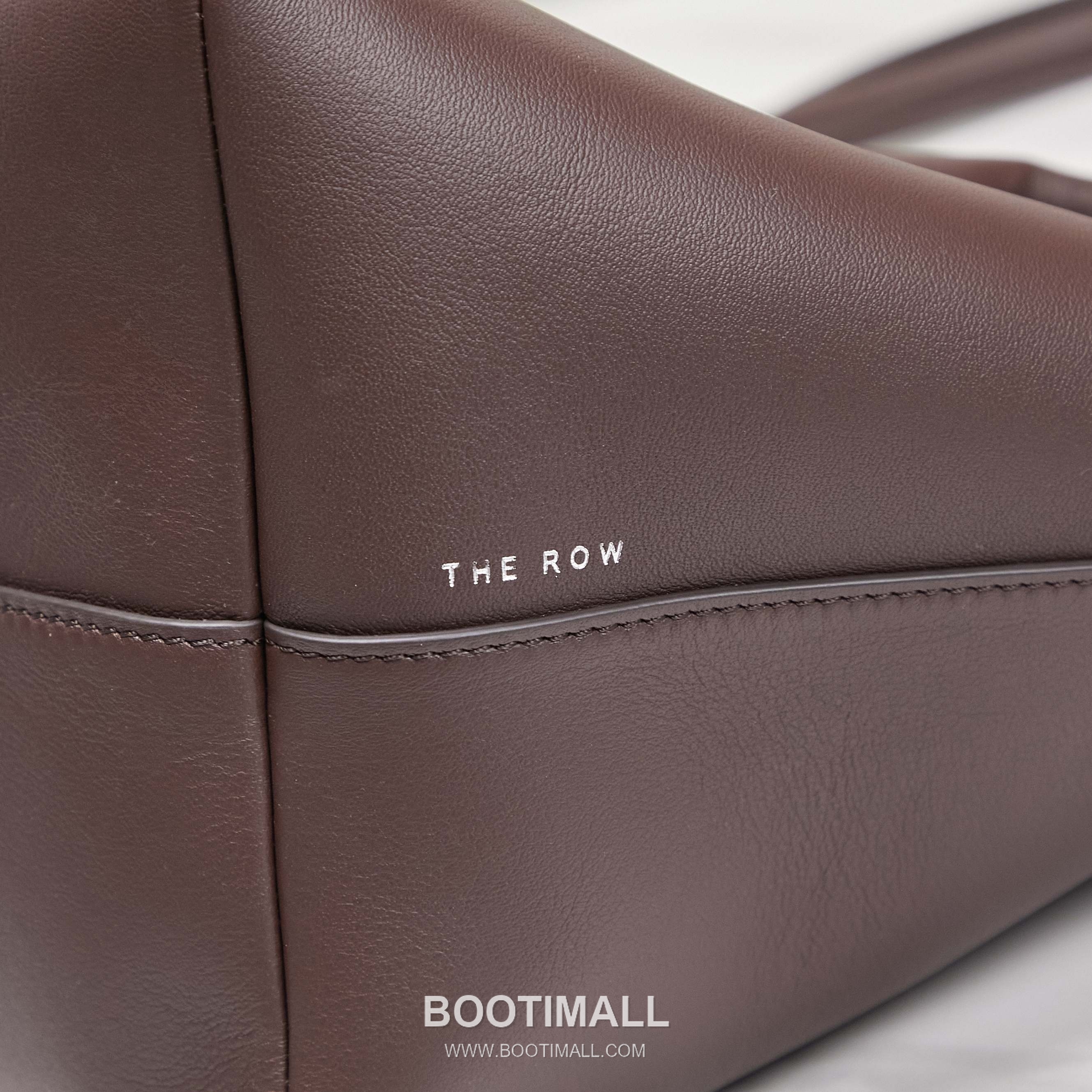 The Row Terrasse Saddle Leather Tote Bag with Long Handle Pocket Detail 더로우 테라스 새들레더 토트백 롱핸들 포켓 32cm 5