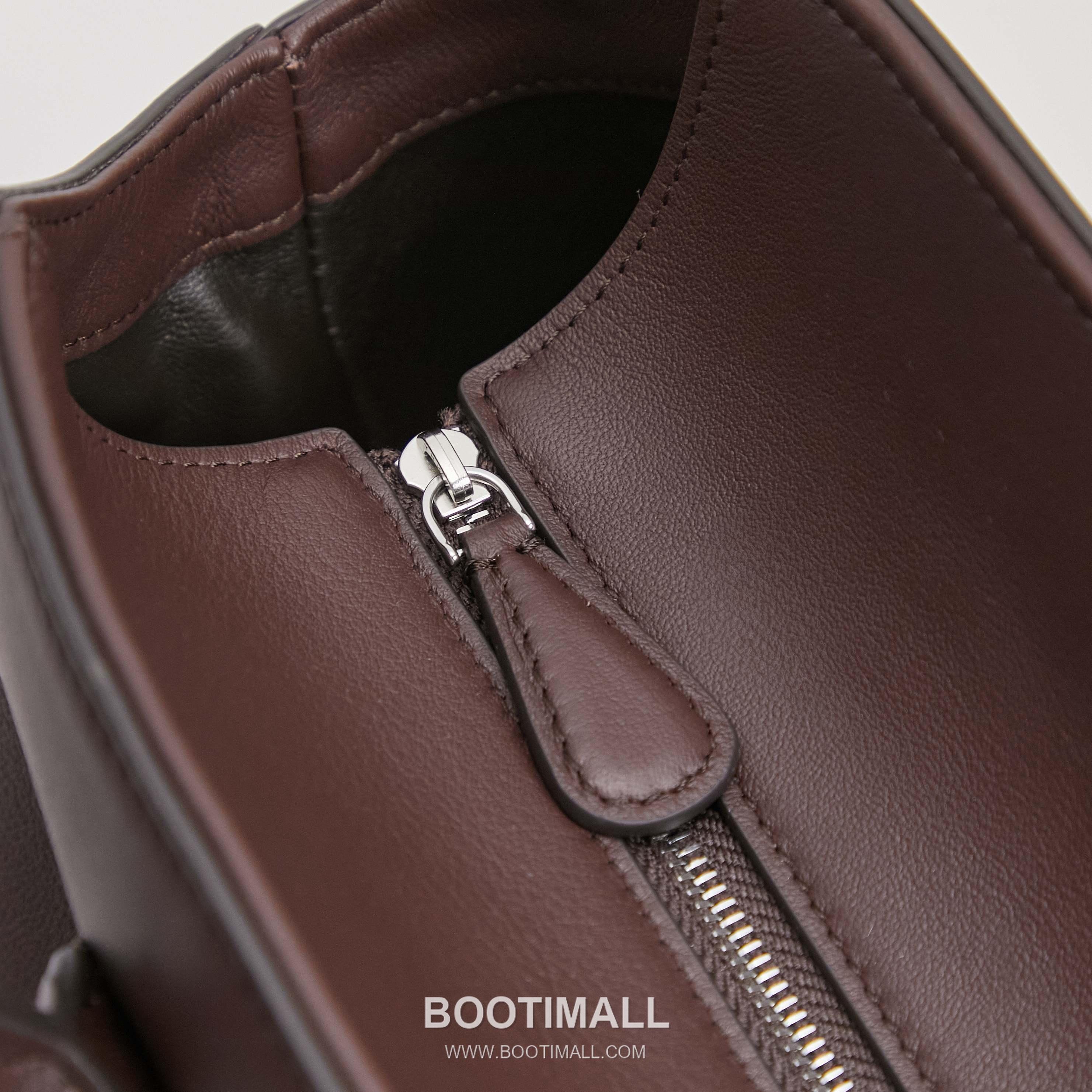 The Row Terrasse Saddle Leather Tote Bag with Long Handle Pocket Detail 더로우 테라스 새들레더 토트백 롱핸들 포켓 32cm 7