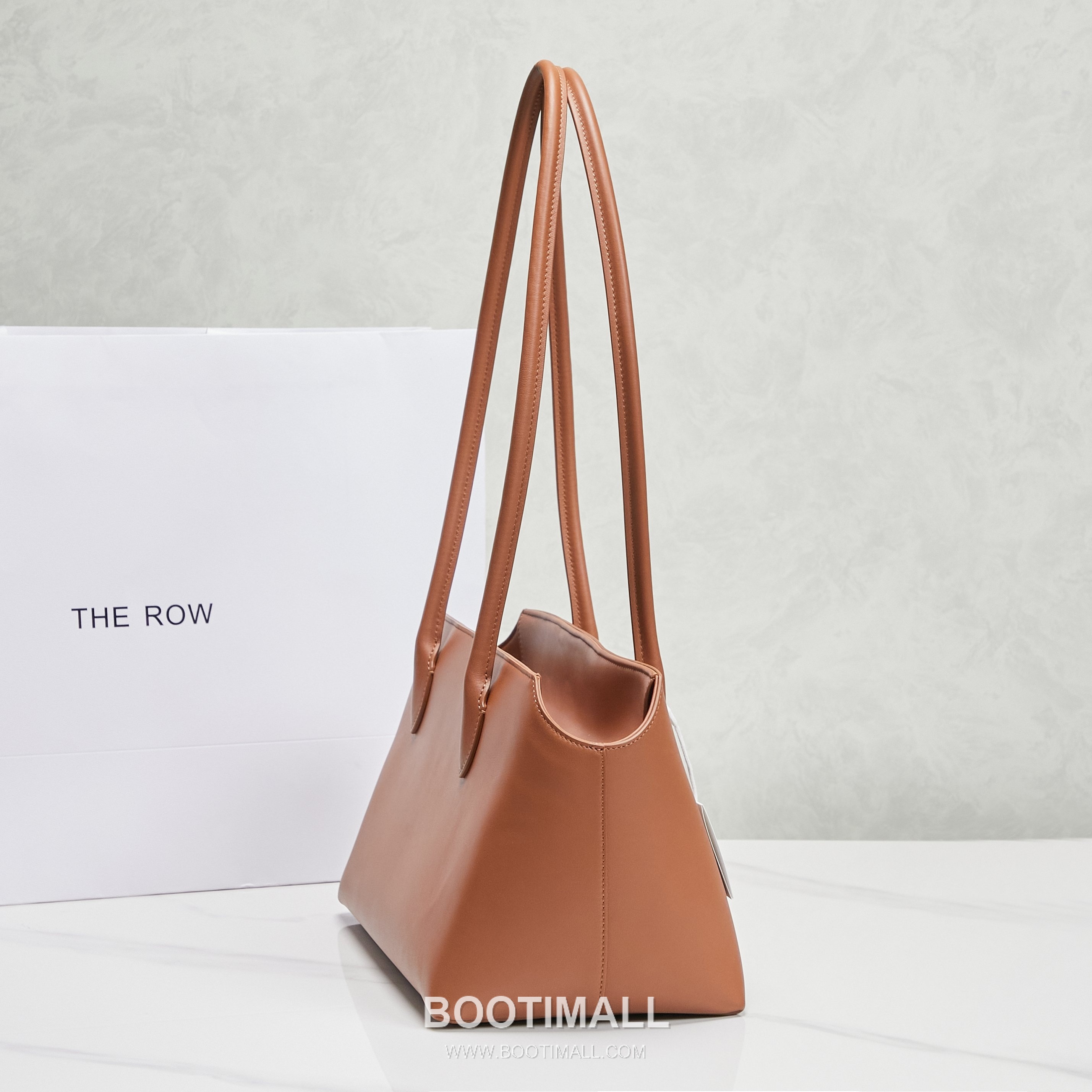 The Row Terrasse Saddle Leather Tote Bag with Long Handle Pocket Detail 더로우 테라스 새들레더 토트백 롱핸들 포켓 32cm 3