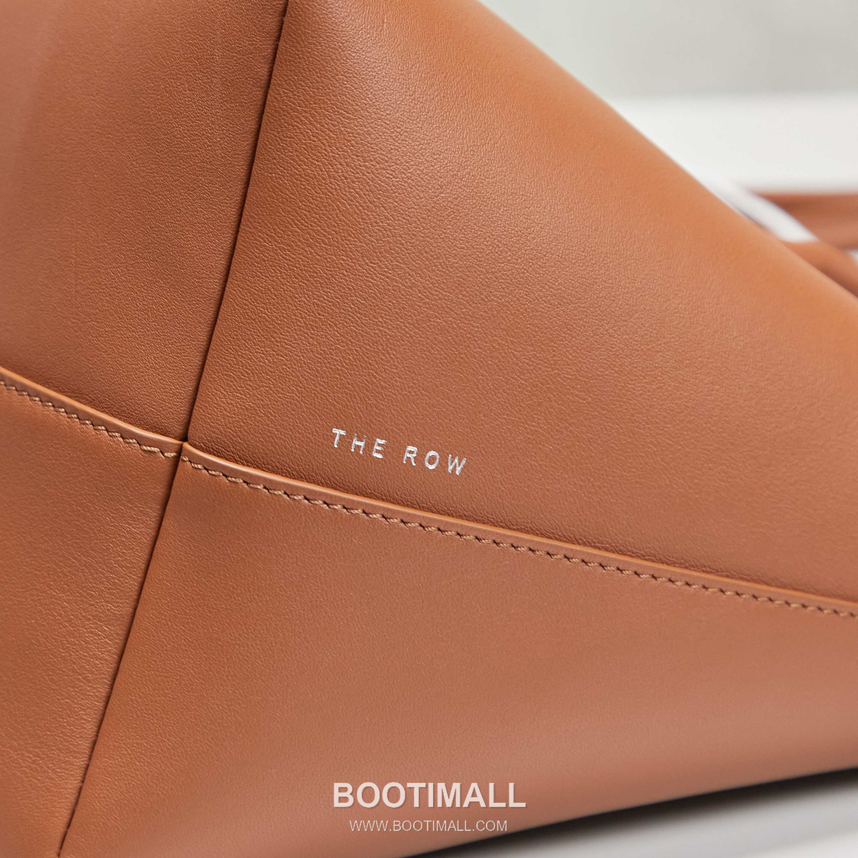 The Row Terrasse Saddle Leather Tote Bag with Long Handle Pocket Detail 더로우 테라스 새들레더 토트백 롱핸들 포켓 32cm 5