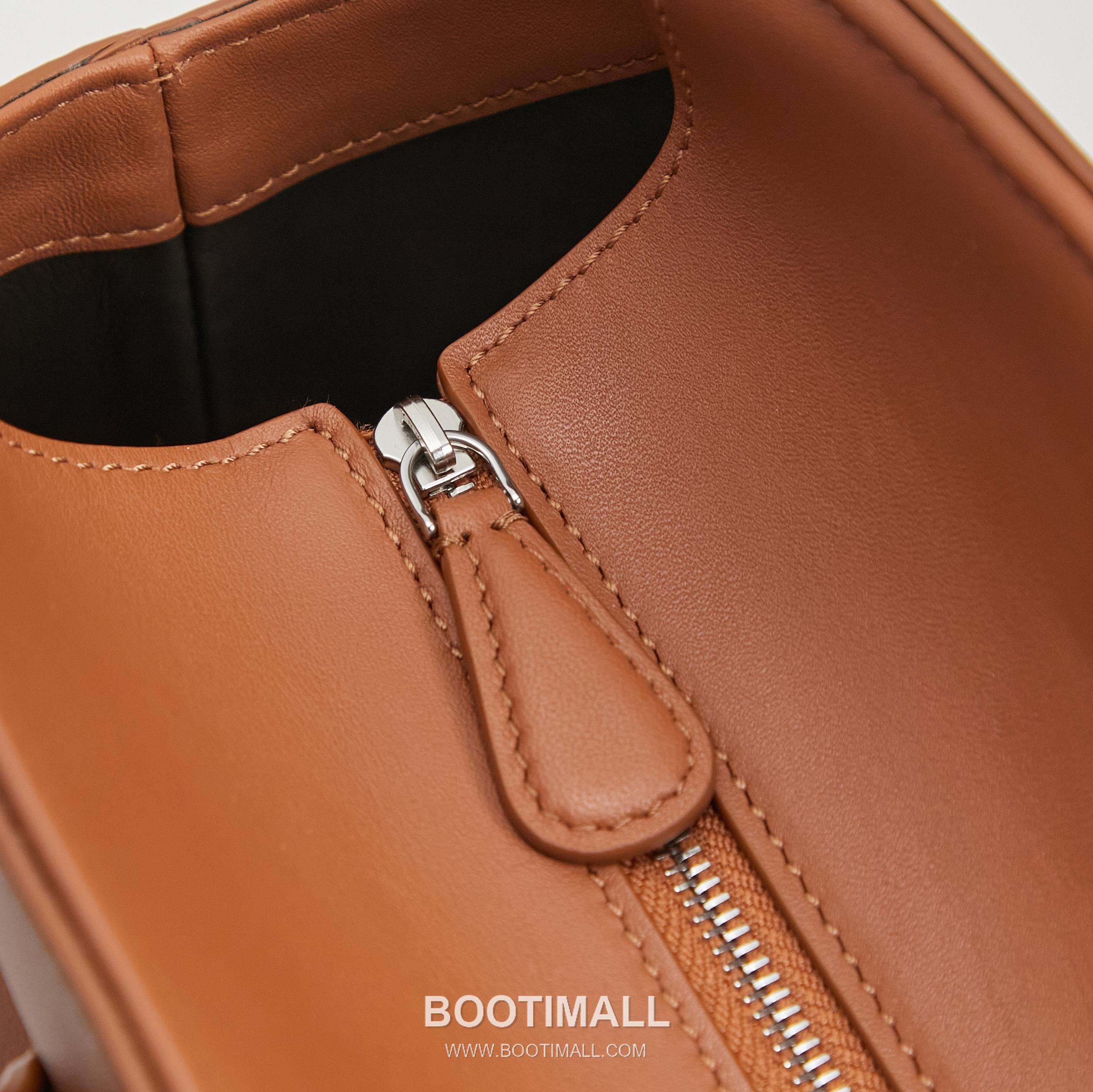 The Row Terrasse Saddle Leather Tote Bag with Long Handle Pocket Detail 더로우 테라스 새들레더 토트백 롱핸들 포켓 32cm 8