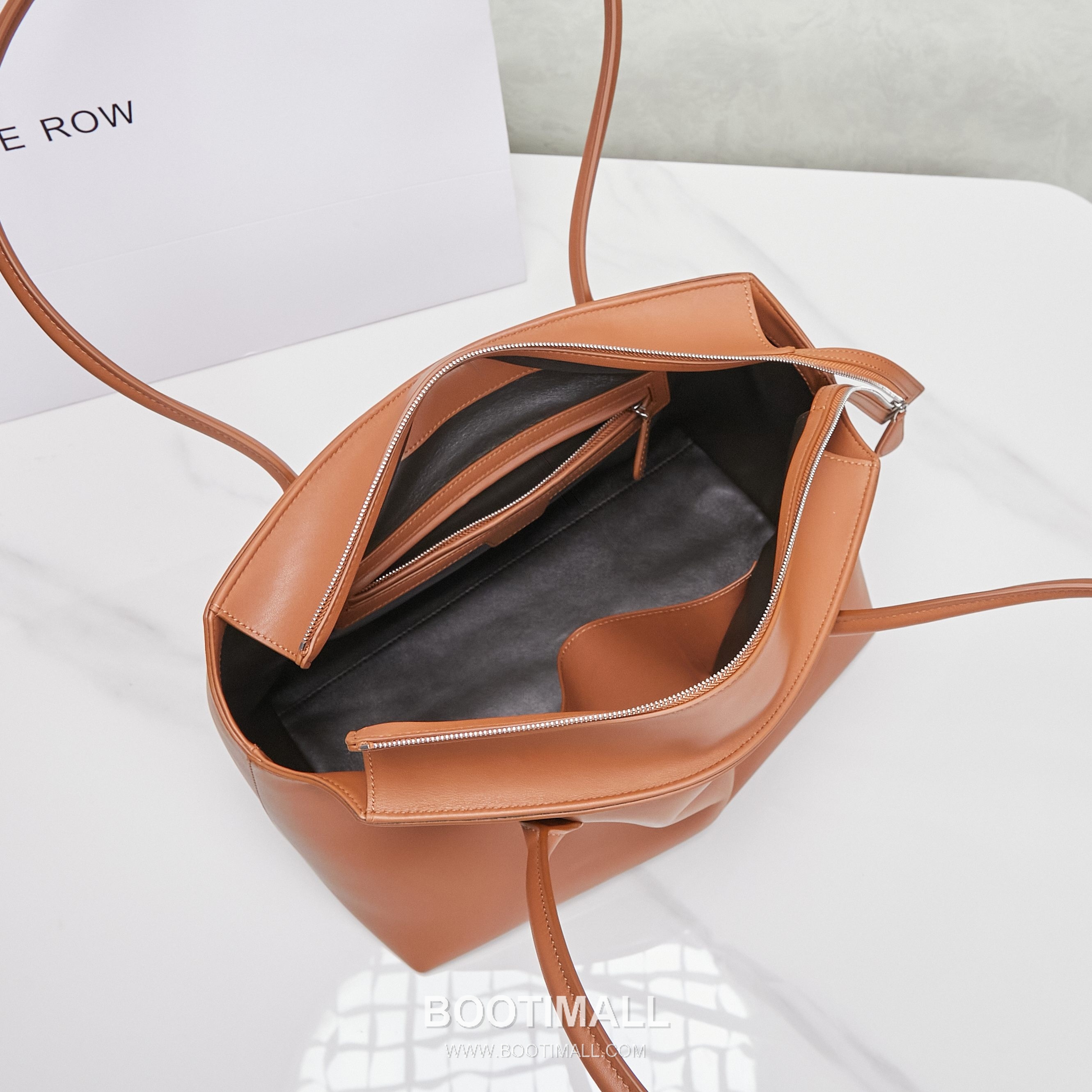 The Row Terrasse Saddle Leather Tote Bag with Long Handle Pocket Detail 더로우 테라스 새들레더 토트백 롱핸들 포켓 32cm 9
