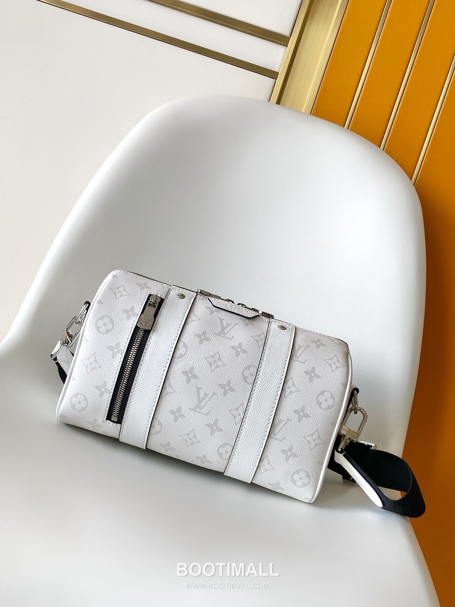 Louis Vuitton Keepall Monogram Eclipse Canvas Travel Boston Bag with Strap Detail 루이비통 키폴 모노그램 이클립스 캔버스 트래블 보스턴백 스트랩 M27184 27cm 1