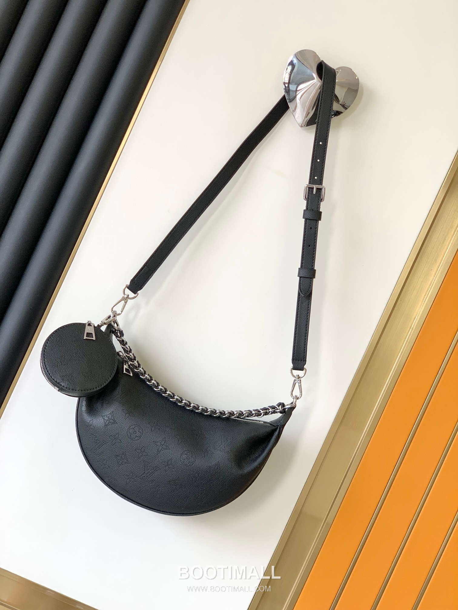 Louis Vuitton Baia Mahina Perforated Calfskin Hobo Shoulder Bag with Chain Strap Detail 루이비통 바이아 마히나 펀칭 카프스킨 호보 숄더백 체인스트랩 M22819 26cm 1