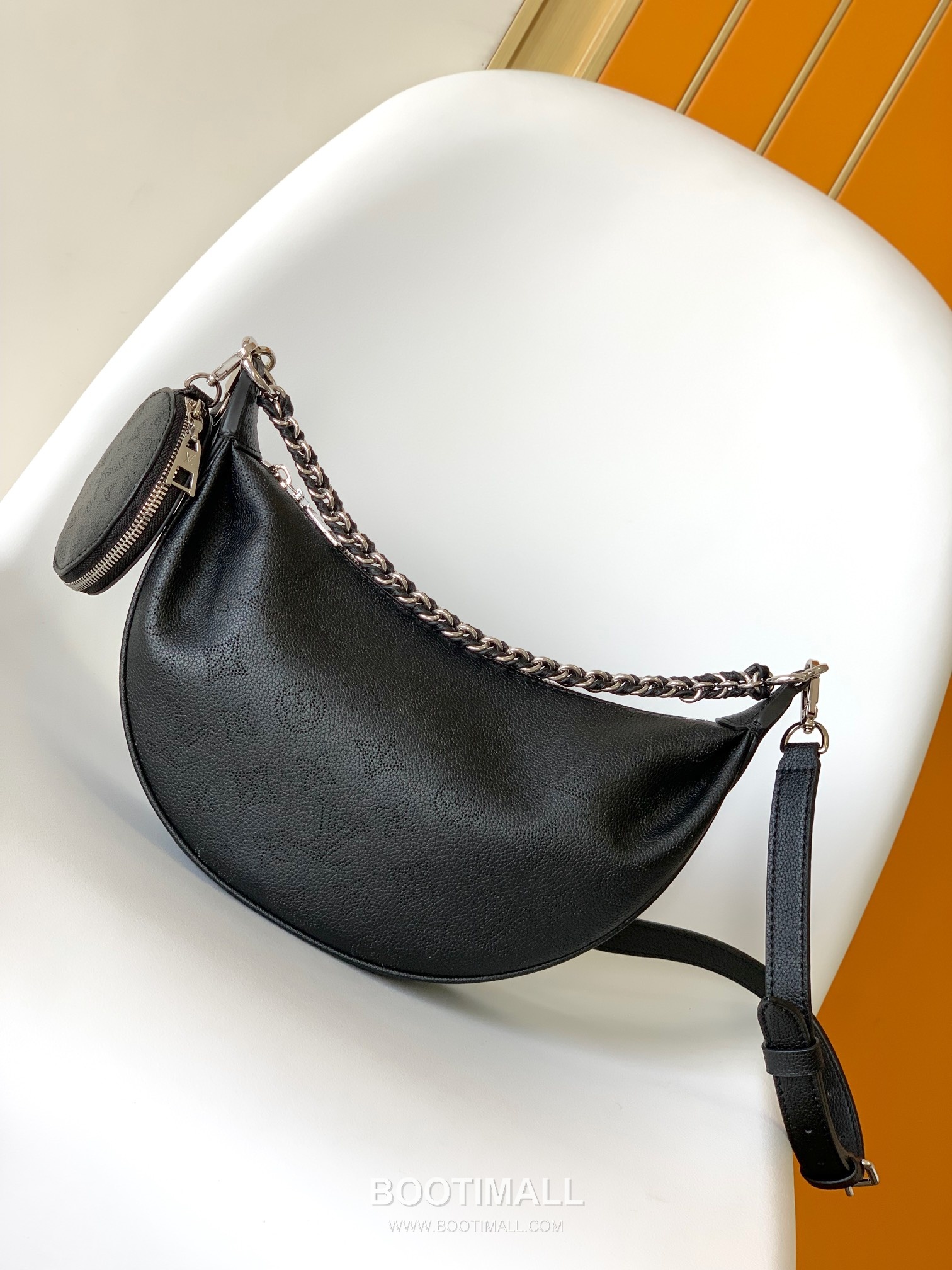 Louis Vuitton Baia Mahina Perforated Calfskin Hobo Shoulder Bag with Chain Strap Detail 루이비통 바이아 마히나 펀칭 카프스킨 호보 숄더백 체인스트랩 M22819 26cm 2