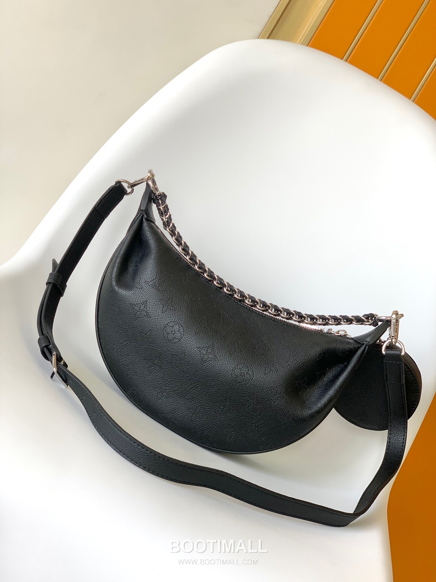 Louis Vuitton Baia Mahina Perforated Calfskin Hobo Shoulder Bag with Chain Strap Detail 루이비통 바이아 마히나 펀칭 카프스킨 호보 숄더백 체인스트랩 M22819 26cm 4