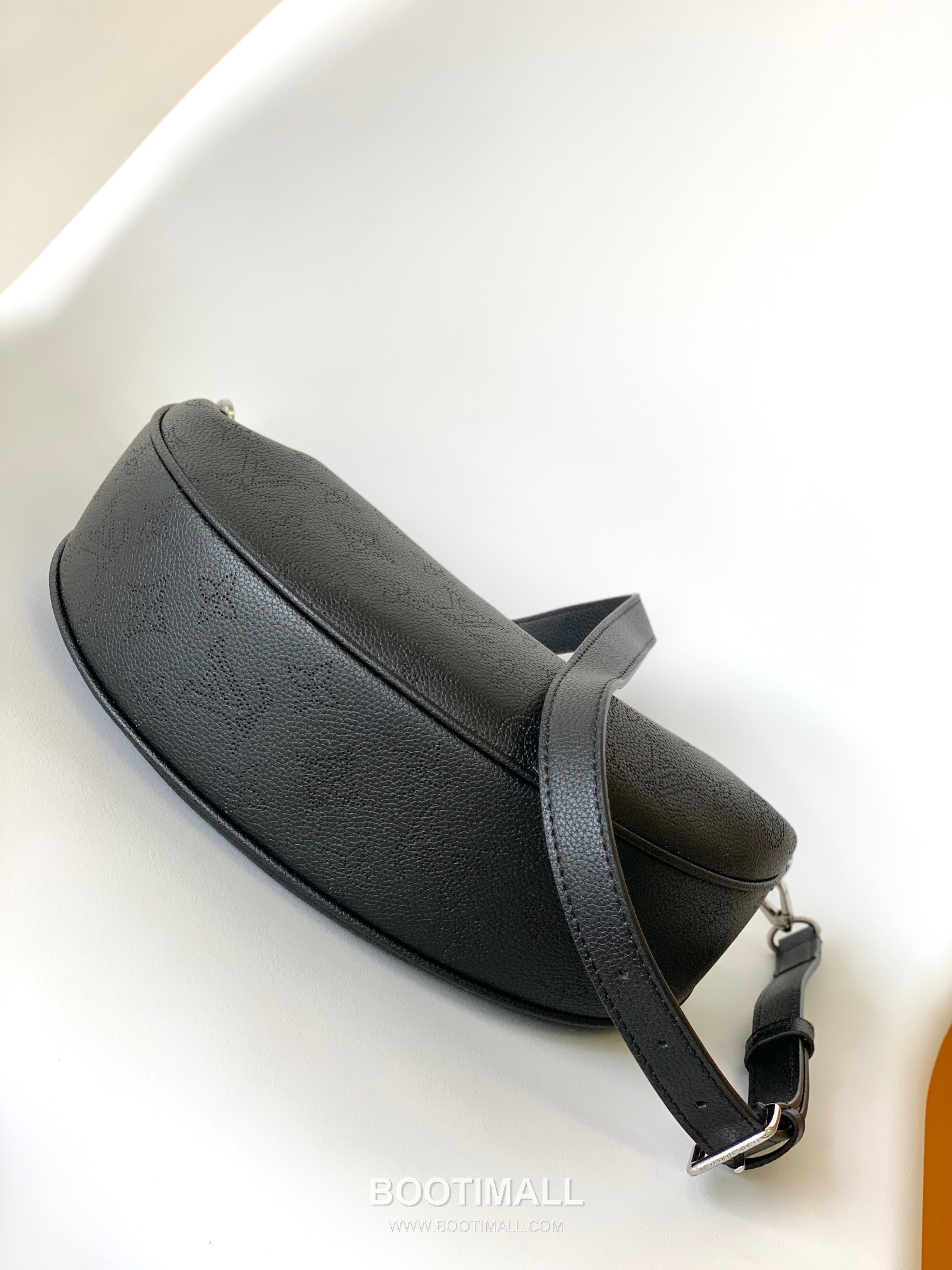 Louis Vuitton Baia Mahina Perforated Calfskin Hobo Shoulder Bag with Chain Strap Detail 루이비통 바이아 마히나 펀칭 카프스킨 호보 숄더백 체인스트랩 M22819 26cm 5