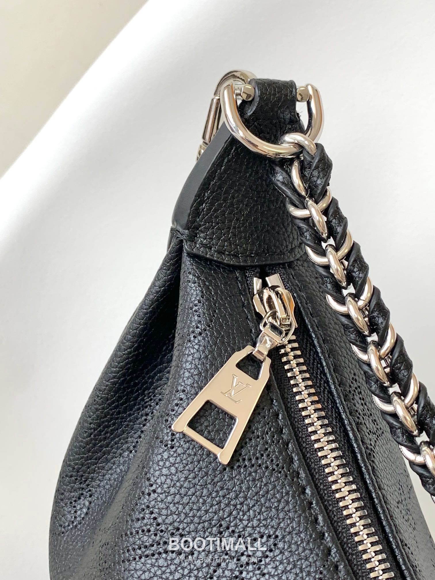 Louis Vuitton Baia Mahina Perforated Calfskin Hobo Shoulder Bag with Chain Strap Detail 루이비통 바이아 마히나 펀칭 카프스킨 호보 숄더백 체인스트랩 M22819 26cm 6