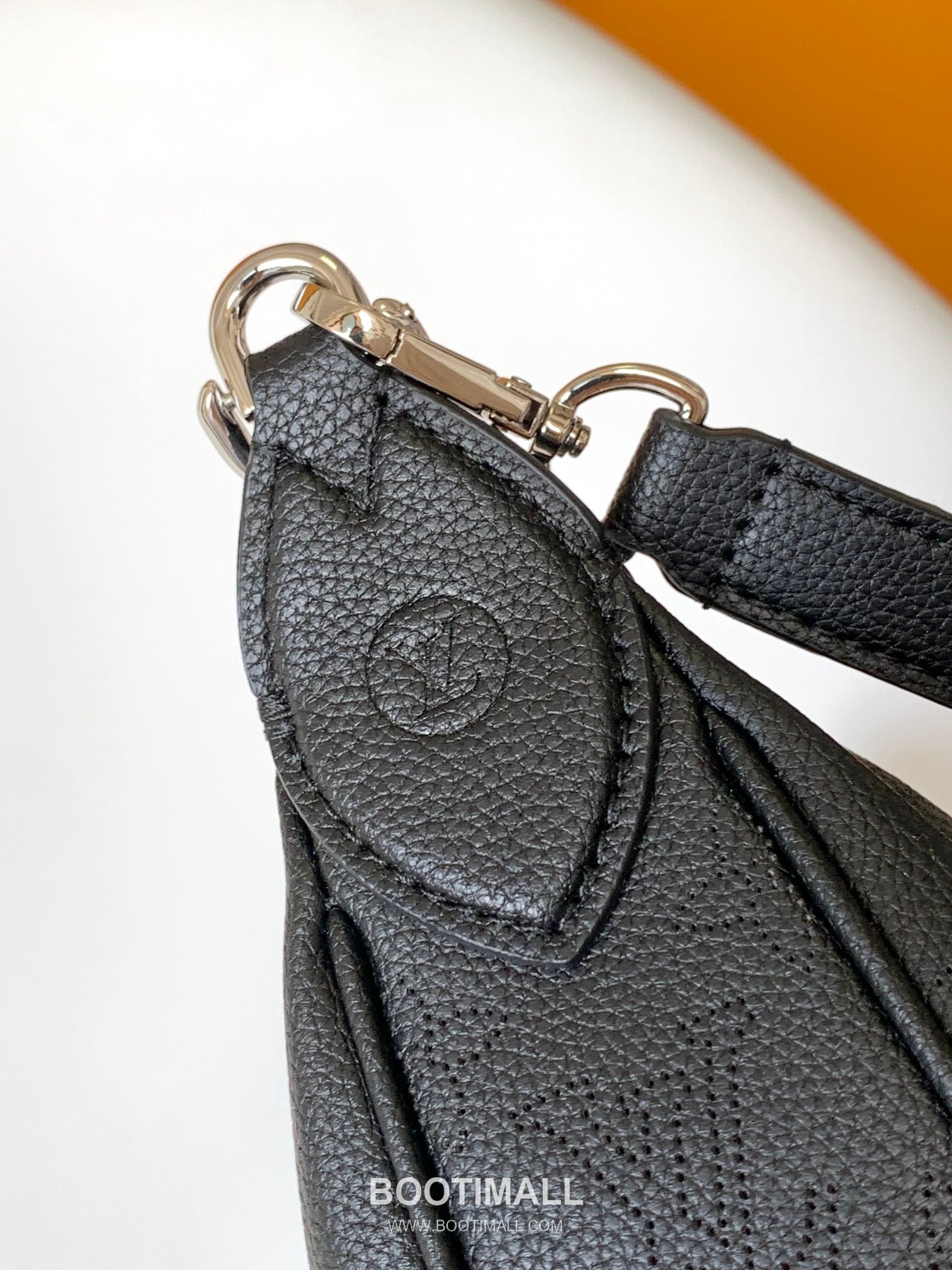 Louis Vuitton Baia Mahina Perforated Calfskin Hobo Shoulder Bag with Chain Strap Detail 루이비통 바이아 마히나 펀칭 카프스킨 호보 숄더백 체인스트랩 M22819 26cm 7