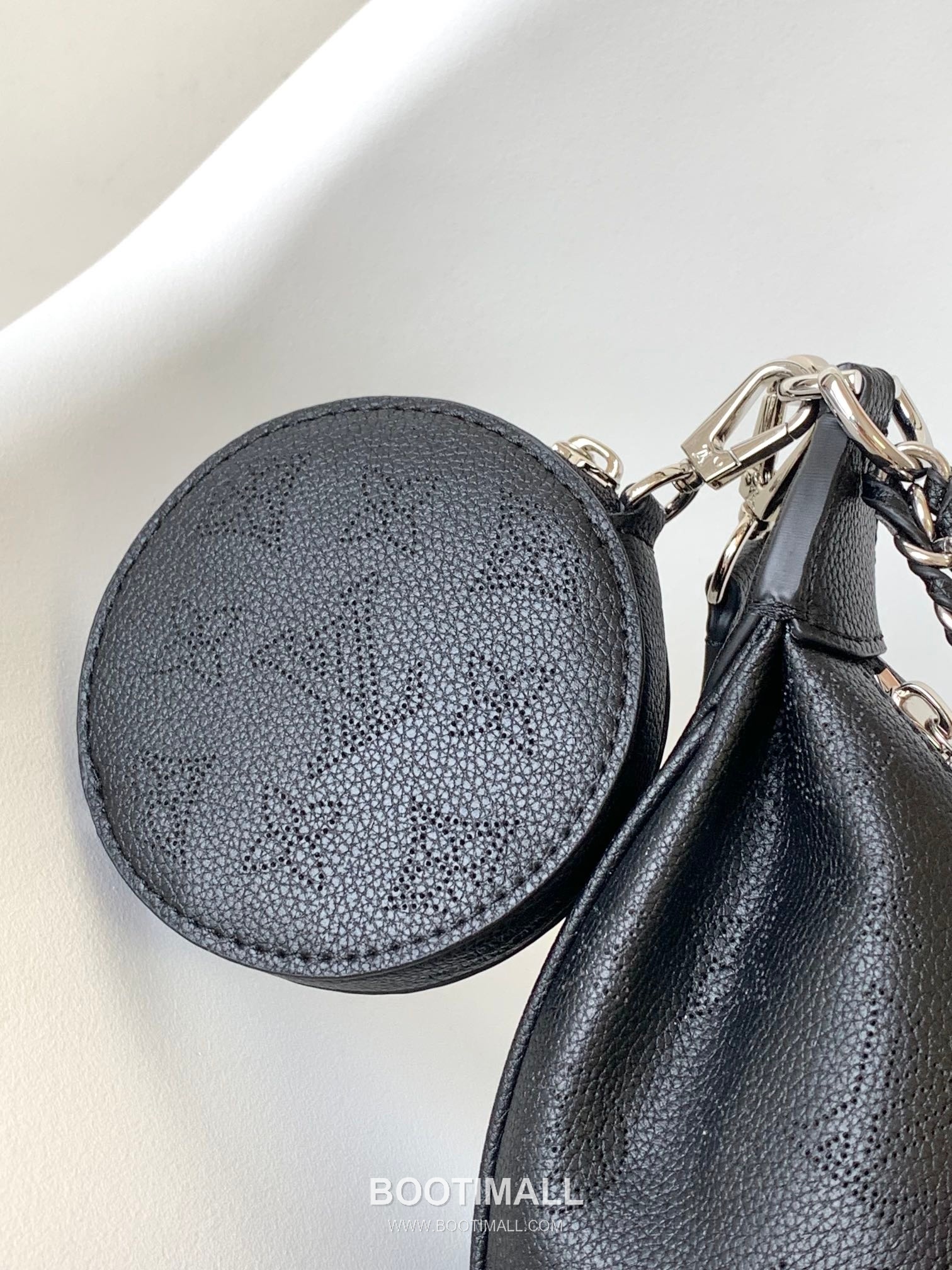 Louis Vuitton Baia Mahina Perforated Calfskin Hobo Shoulder Bag with Chain Strap Detail 루이비통 바이아 마히나 펀칭 카프스킨 호보 숄더백 체인스트랩 M22819 26cm 8