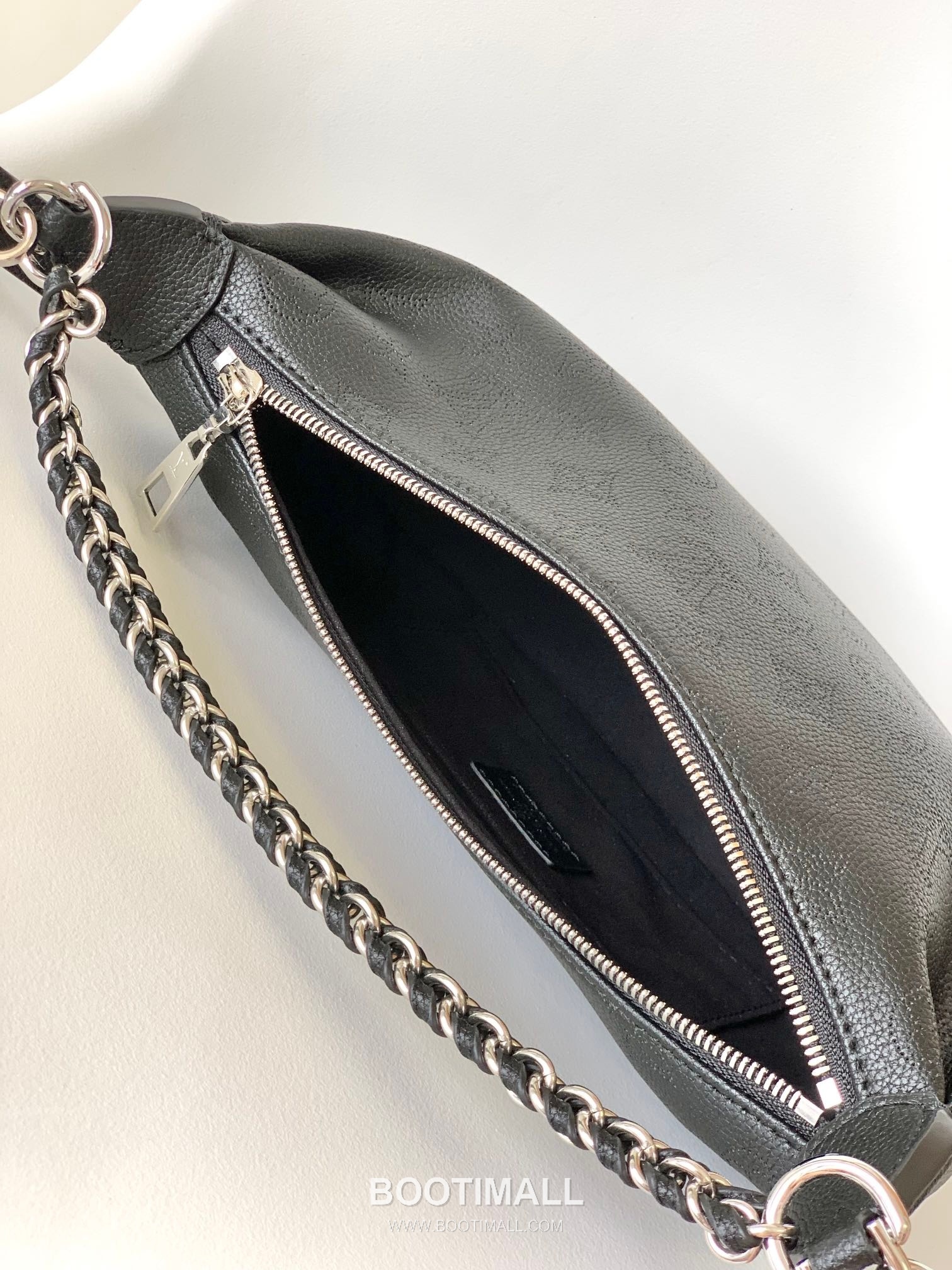Louis Vuitton Baia Mahina Perforated Calfskin Hobo Shoulder Bag with Chain Strap Detail 루이비통 바이아 마히나 펀칭 카프스킨 호보 숄더백 체인스트랩 M22819 26cm 9