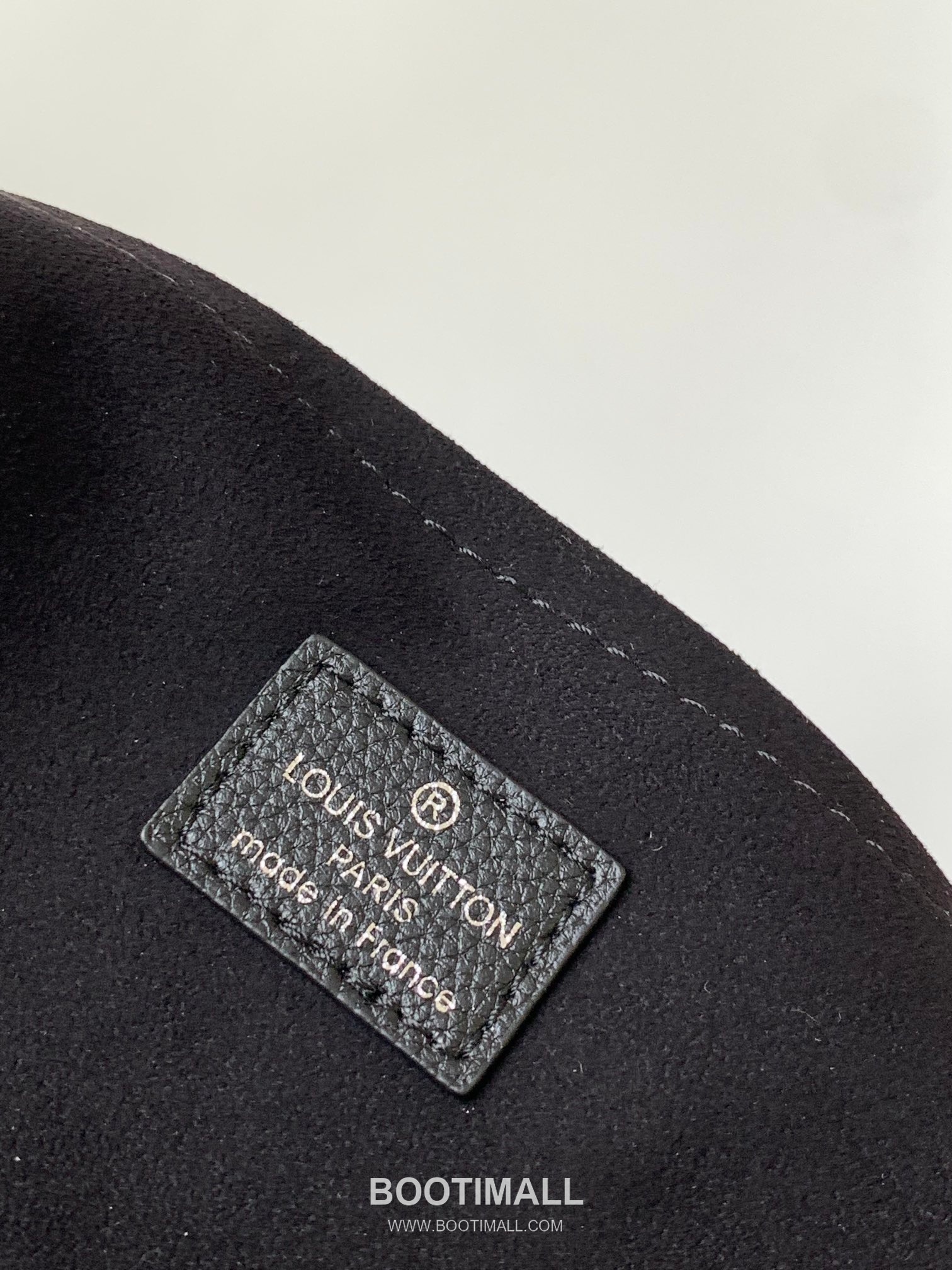 Louis Vuitton Baia Mahina Perforated Calfskin Hobo Shoulder Bag with Chain Strap Detail 루이비통 바이아 마히나 펀칭 카프스킨 호보 숄더백 체인스트랩 M22819 26cm 10