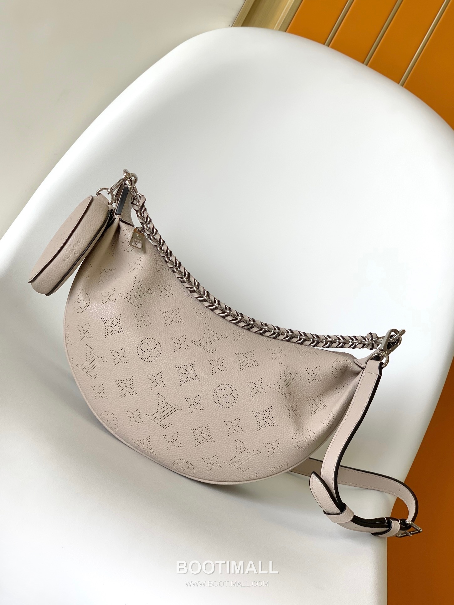 Louis Vuitton Baia Mahina Perforated Calfskin Hobo Shoulder Bag with Chain Strap Detail 루이비통 바이아 마히나 펀칭 카프스킨 호보 숄더백 체인스트랩 M22819 26cm 1