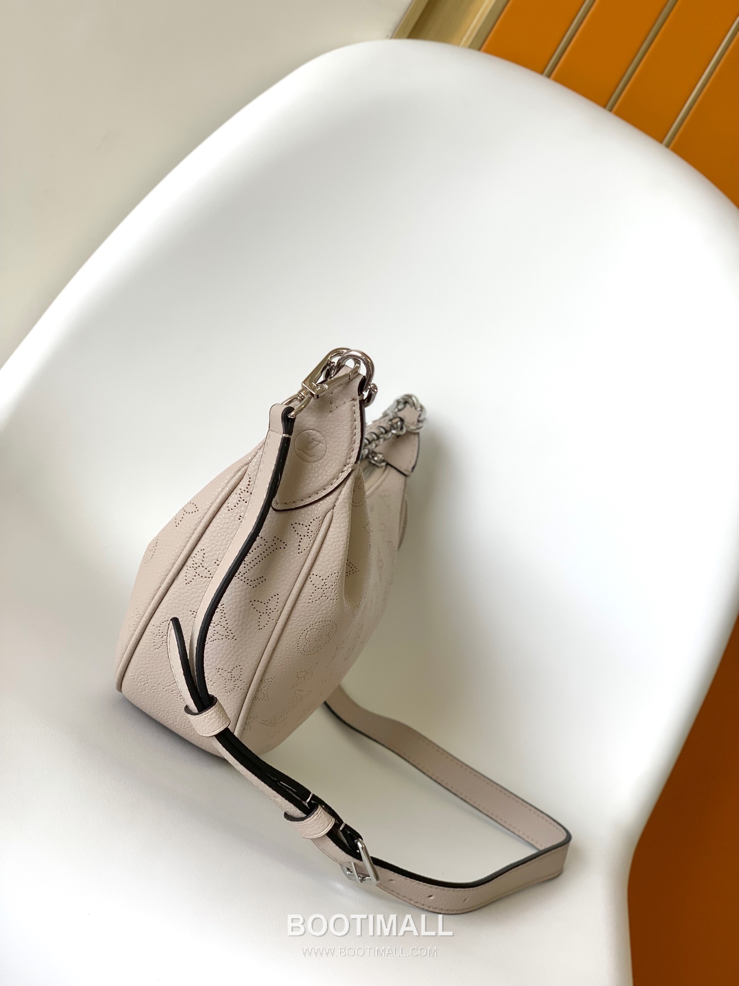 Louis Vuitton Baia Mahina Perforated Calfskin Hobo Shoulder Bag with Chain Strap Detail 루이비통 바이아 마히나 펀칭 카프스킨 호보 숄더백 체인스트랩 M22819 26cm 2