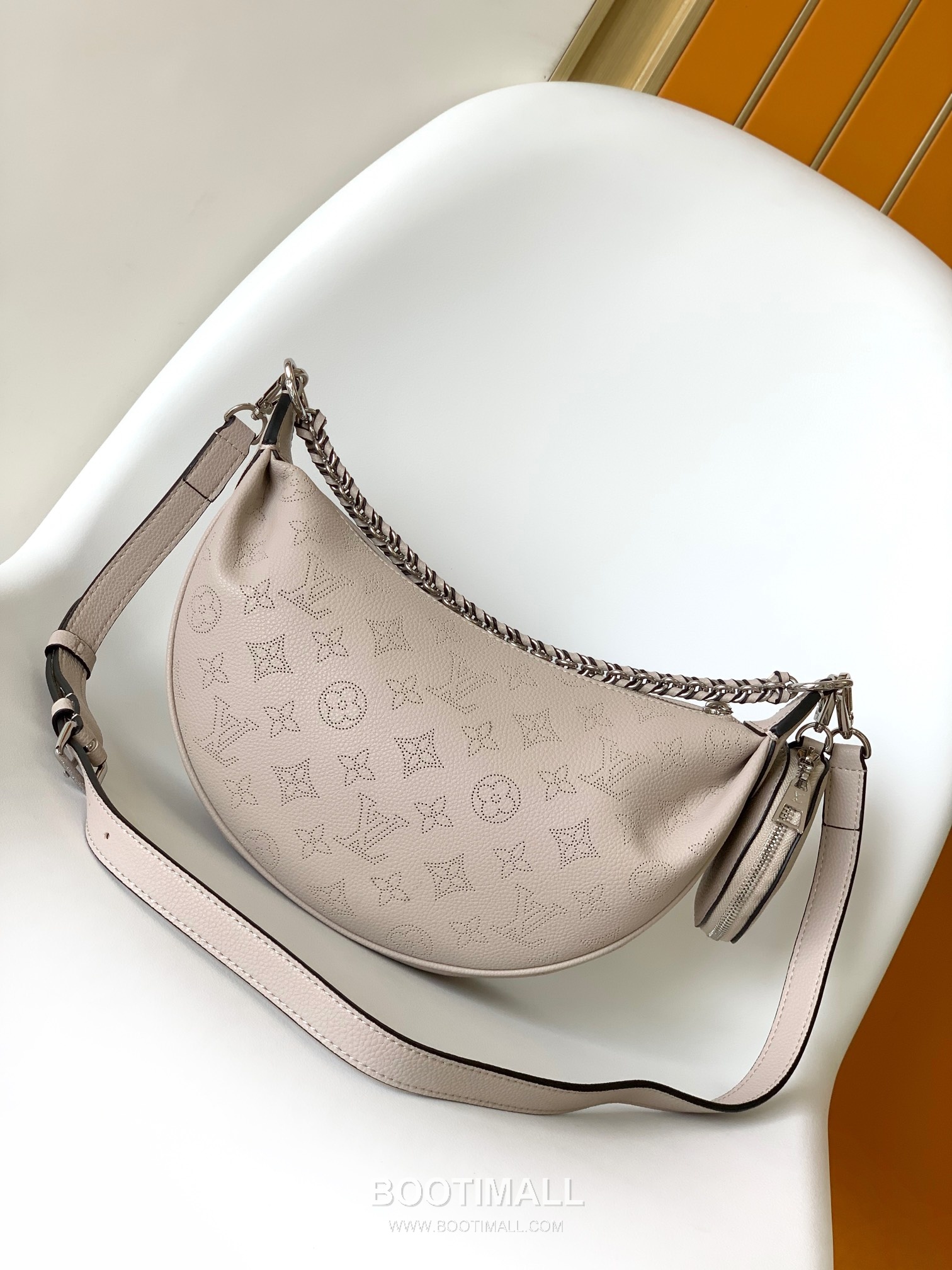Louis Vuitton Baia Mahina Perforated Calfskin Hobo Shoulder Bag with Chain Strap Detail 루이비통 바이아 마히나 펀칭 카프스킨 호보 숄더백 체인스트랩 M22819 26cm 3