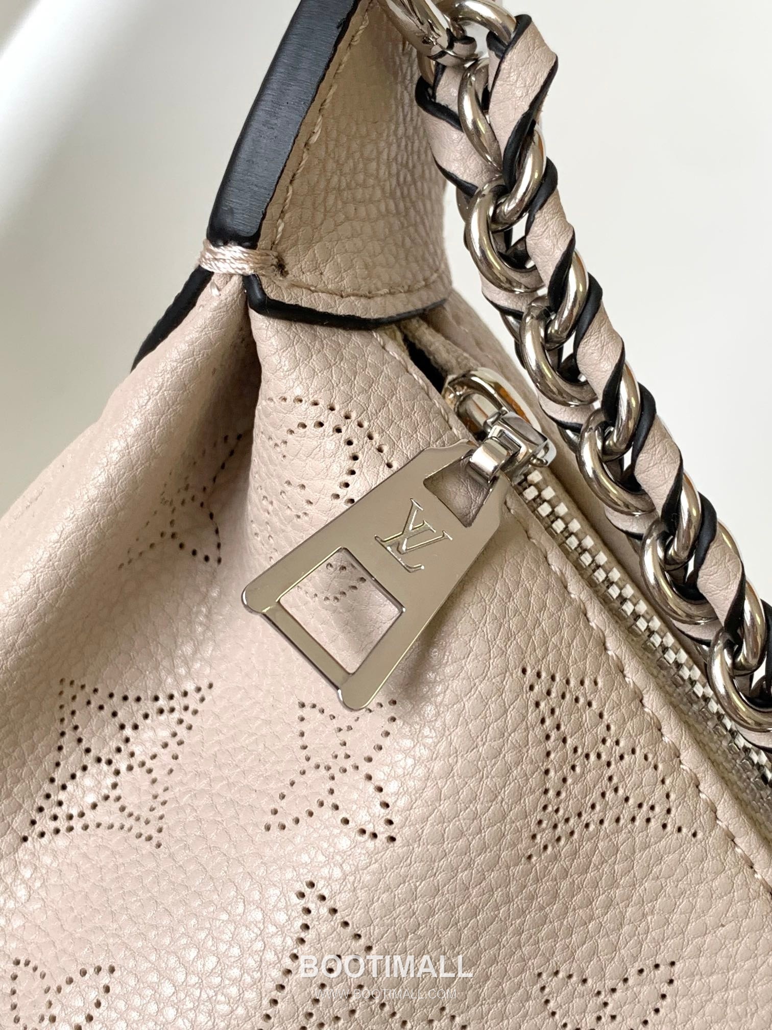 Louis Vuitton Baia Mahina Perforated Calfskin Hobo Shoulder Bag with Chain Strap Detail 루이비통 바이아 마히나 펀칭 카프스킨 호보 숄더백 체인스트랩 M22819 26cm 6