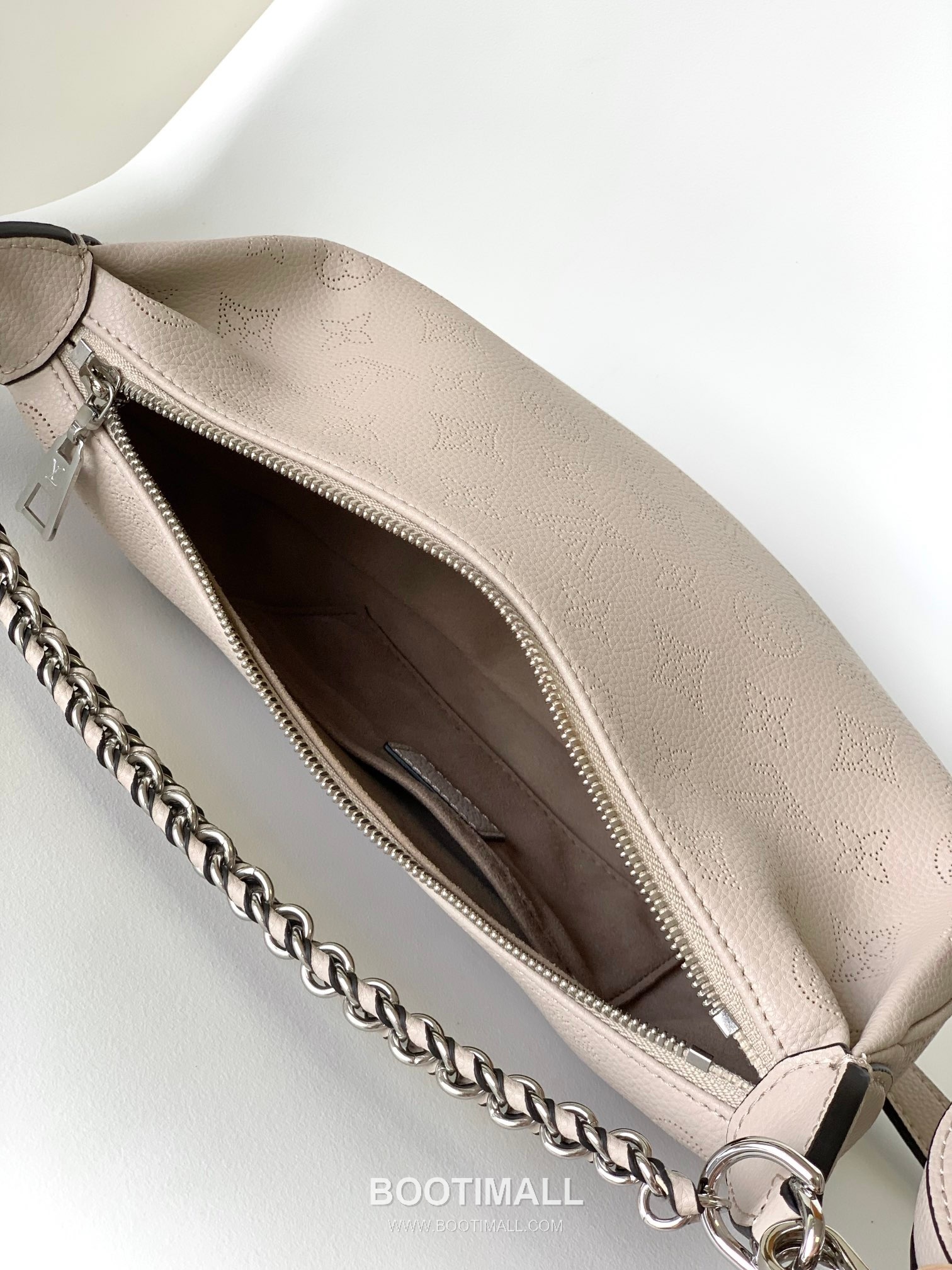 Louis Vuitton Baia Mahina Perforated Calfskin Hobo Shoulder Bag with Chain Strap Detail 루이비통 바이아 마히나 펀칭 카프스킨 호보 숄더백 체인스트랩 M22819 26cm 8