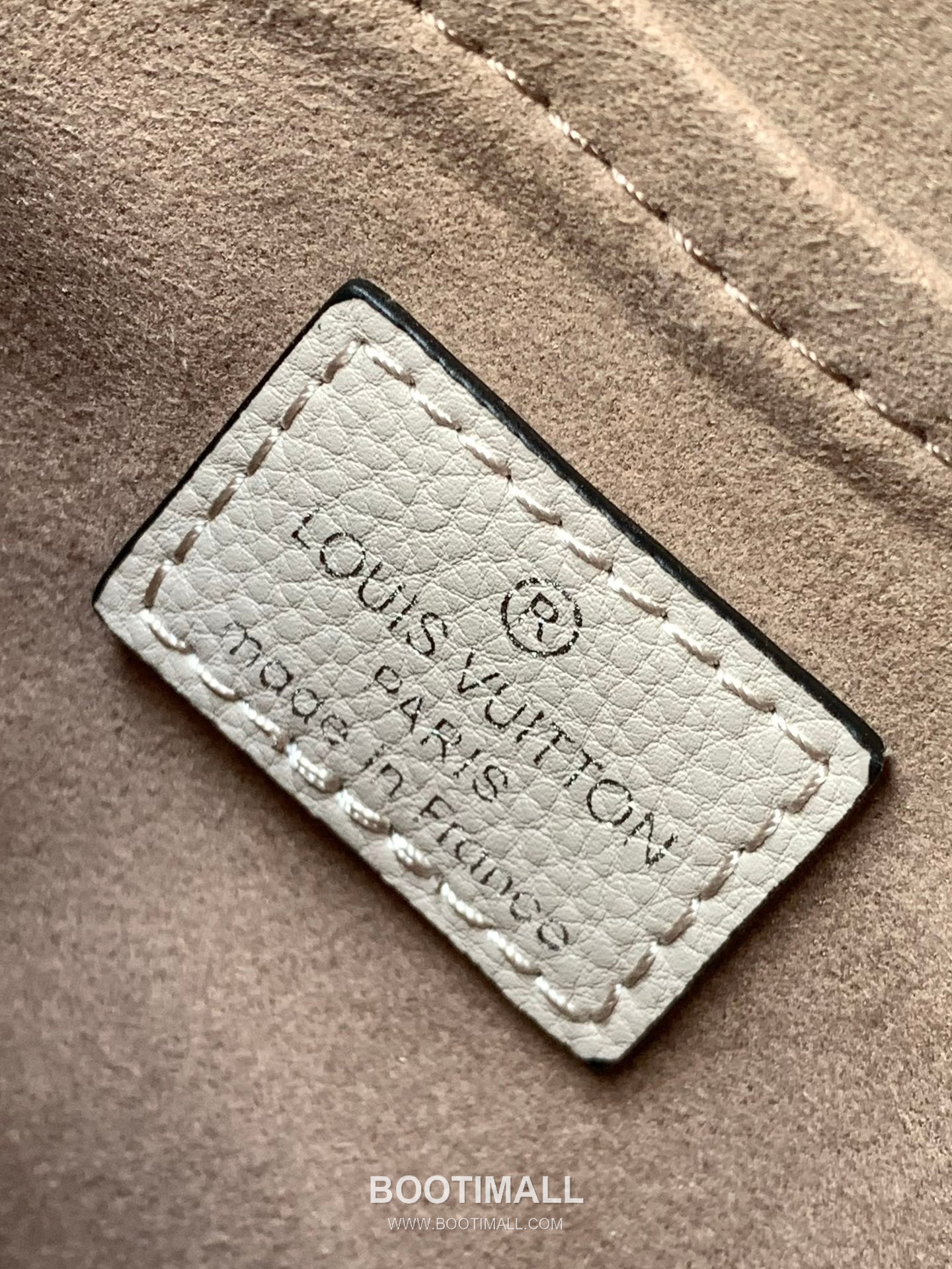 Louis Vuitton Baia Mahina Perforated Calfskin Hobo Shoulder Bag with Chain Strap Detail 루이비통 바이아 마히나 펀칭 카프스킨 호보 숄더백 체인스트랩 M22819 26cm 9