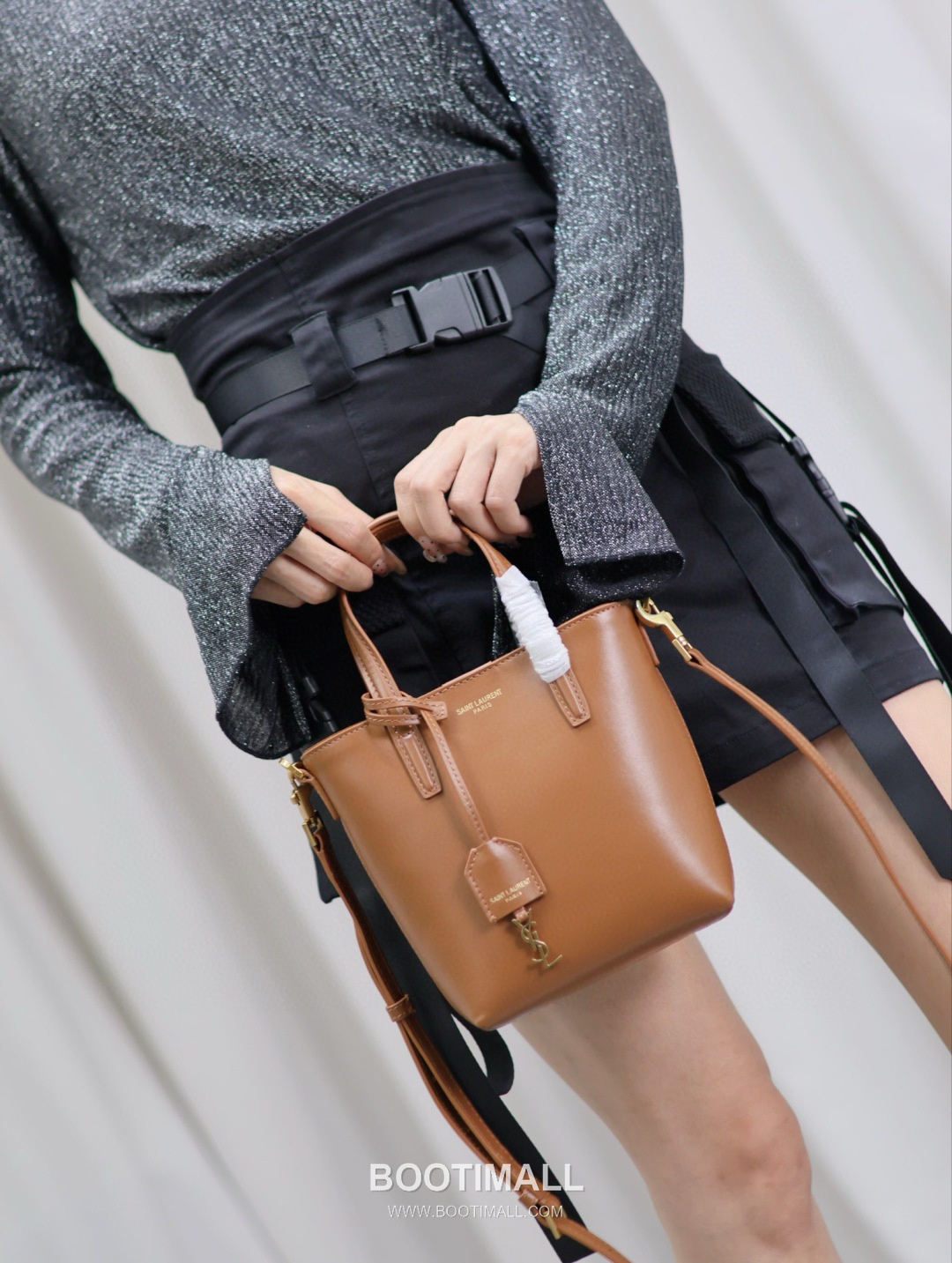 Saint Laurent Mini Toy Smooth Calfskin Tote Bag with YSL Charm Detail 생로랑 미니 토이 스무스 카프스킨 토트백 YSL참 712367 18cm 3