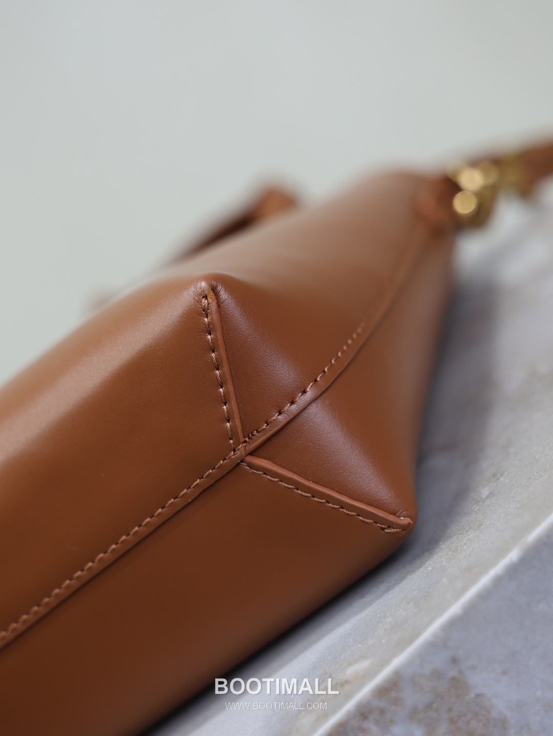 Saint Laurent Mini Toy Smooth Calfskin Tote Bag with YSL Charm Detail 생로랑 미니 토이 스무스 카프스킨 토트백 YSL참 712367 18cm 18