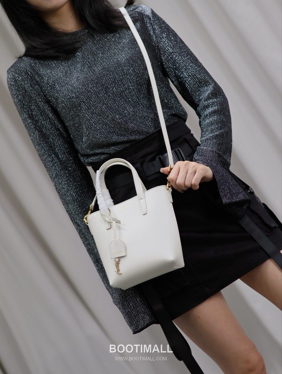 Saint Laurent Mini Toy Smooth Calfskin Tote Bag with YSL Charm Detail 생로랑 미니 토이 스무스 카프스킨 토트백 YSL참 712367 18cm 5