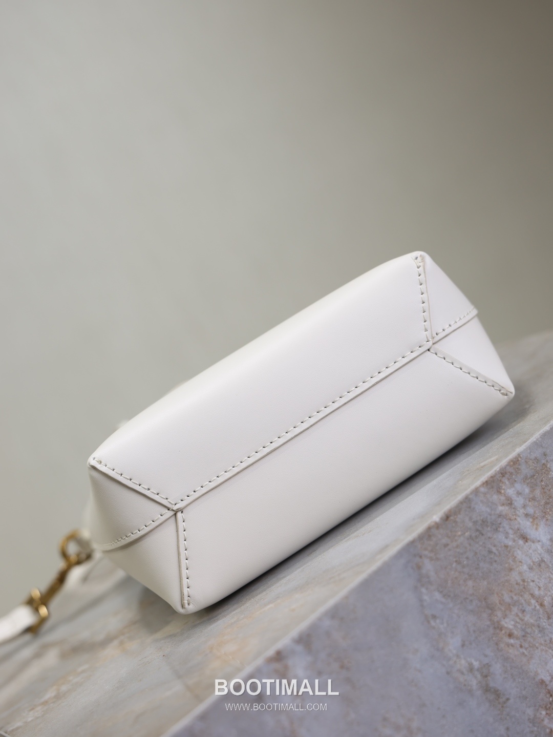 Saint Laurent Mini Toy Smooth Calfskin Tote Bag with YSL Charm Detail 생로랑 미니 토이 스무스 카프스킨 토트백 YSL참 712367 18cm 18