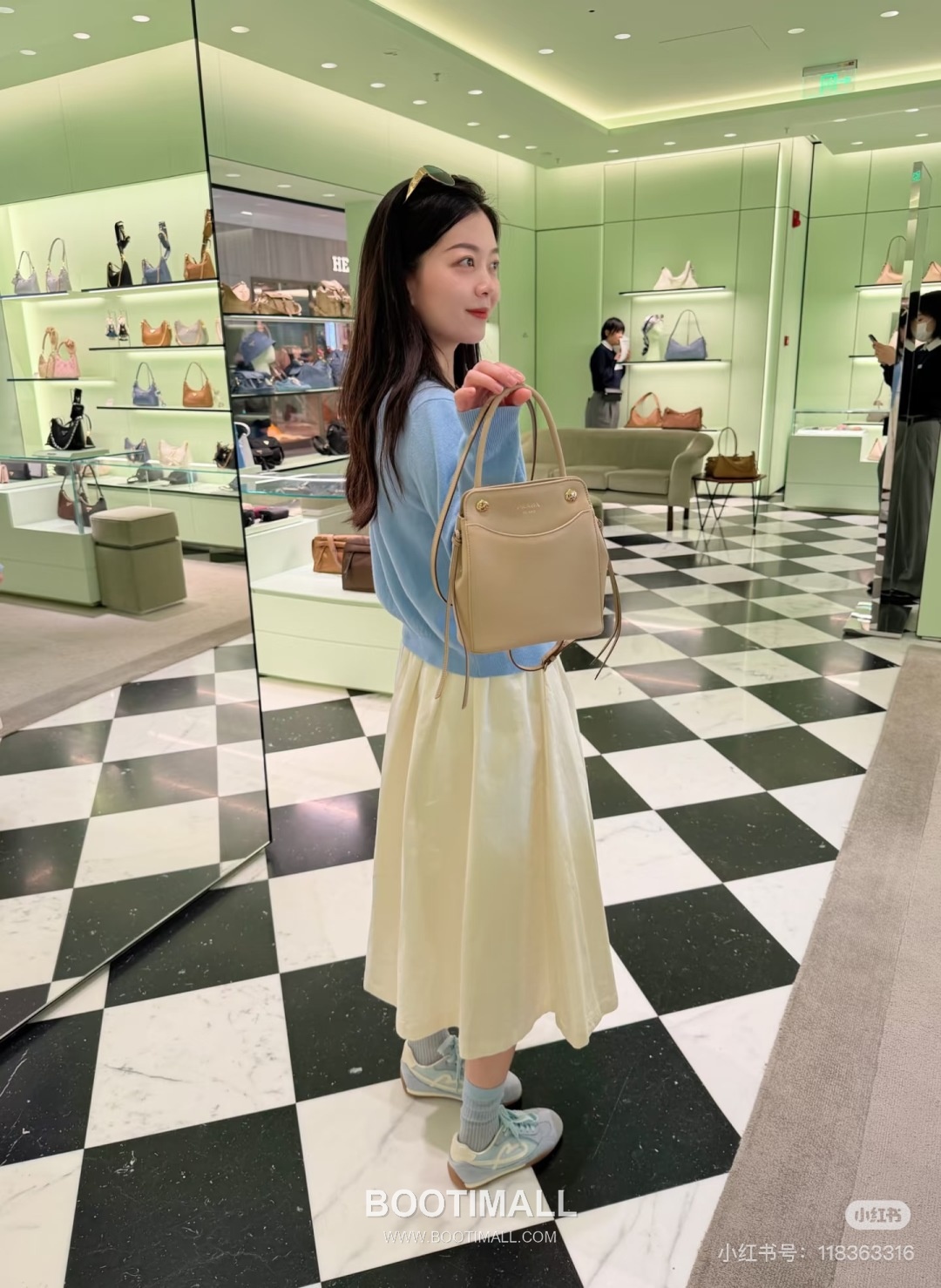 Prada Carry Calfskin Tote Bag with Strap Magnetic Closure Detail 프라다 캐리 카프스킨 토트백 스트랩 마그네틱클로저 1BA496 21cm 1