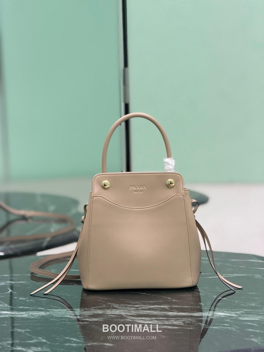 Prada Carry Calfskin Tote Bag with Strap Magnetic Closure Detail 프라다 캐리 카프스킨 토트백 스트랩 마그네틱클로저 1BA496 21cm 5