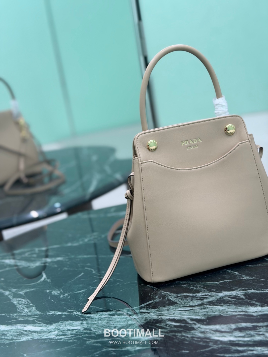 Prada Carry Calfskin Tote Bag with Strap Magnetic Closure Detail 프라다 캐리 카프스킨 토트백 스트랩 마그네틱클로저 1BA496 21cm 7