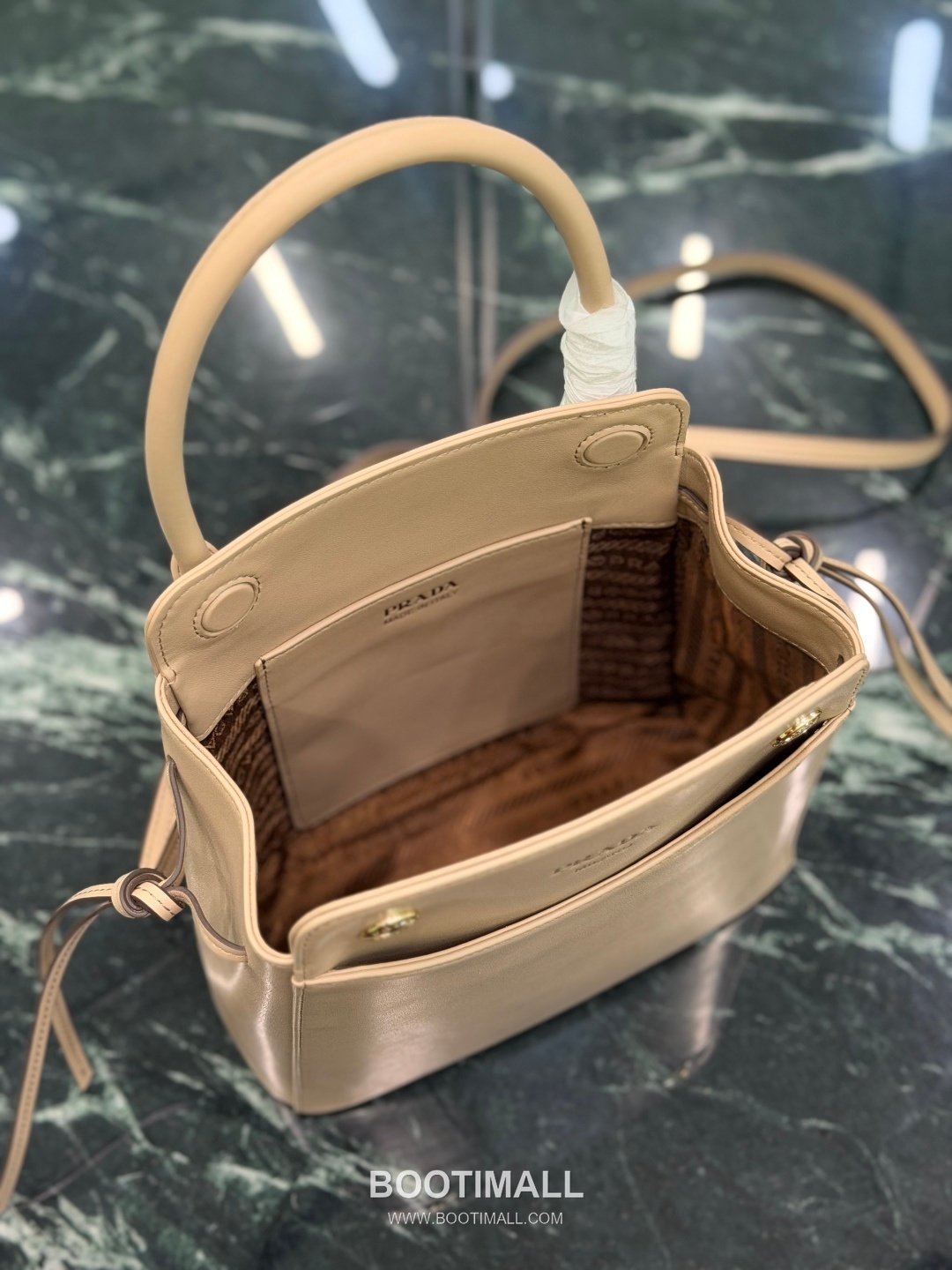 Prada Carry Calfskin Tote Bag with Strap Magnetic Closure Detail 프라다 캐리 카프스킨 토트백 스트랩 마그네틱클로저 1BA496 21cm 12