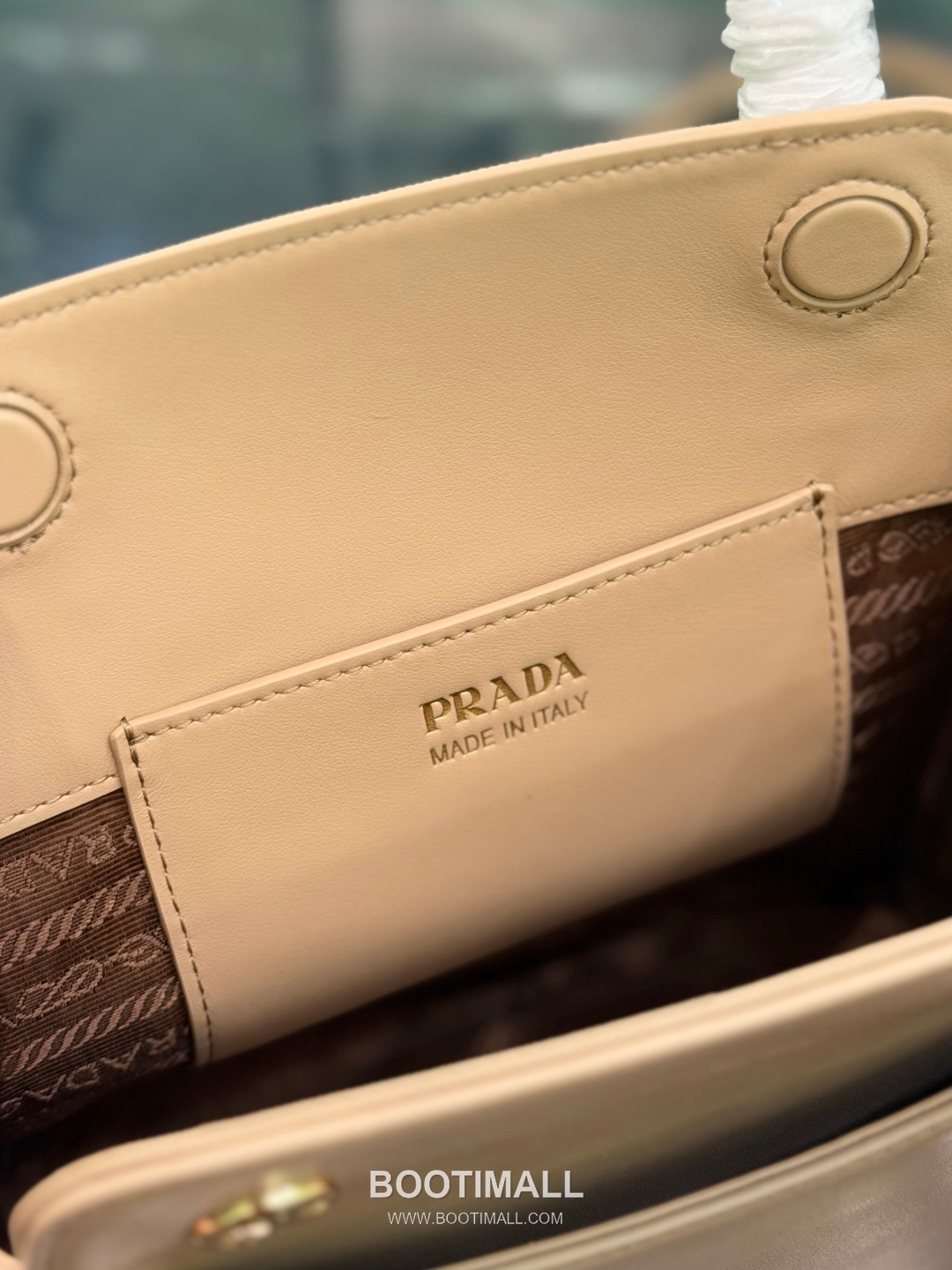 Prada Carry Calfskin Tote Bag with Strap Magnetic Closure Detail 프라다 캐리 카프스킨 토트백 스트랩 마그네틱클로저 1BA496 21cm 13