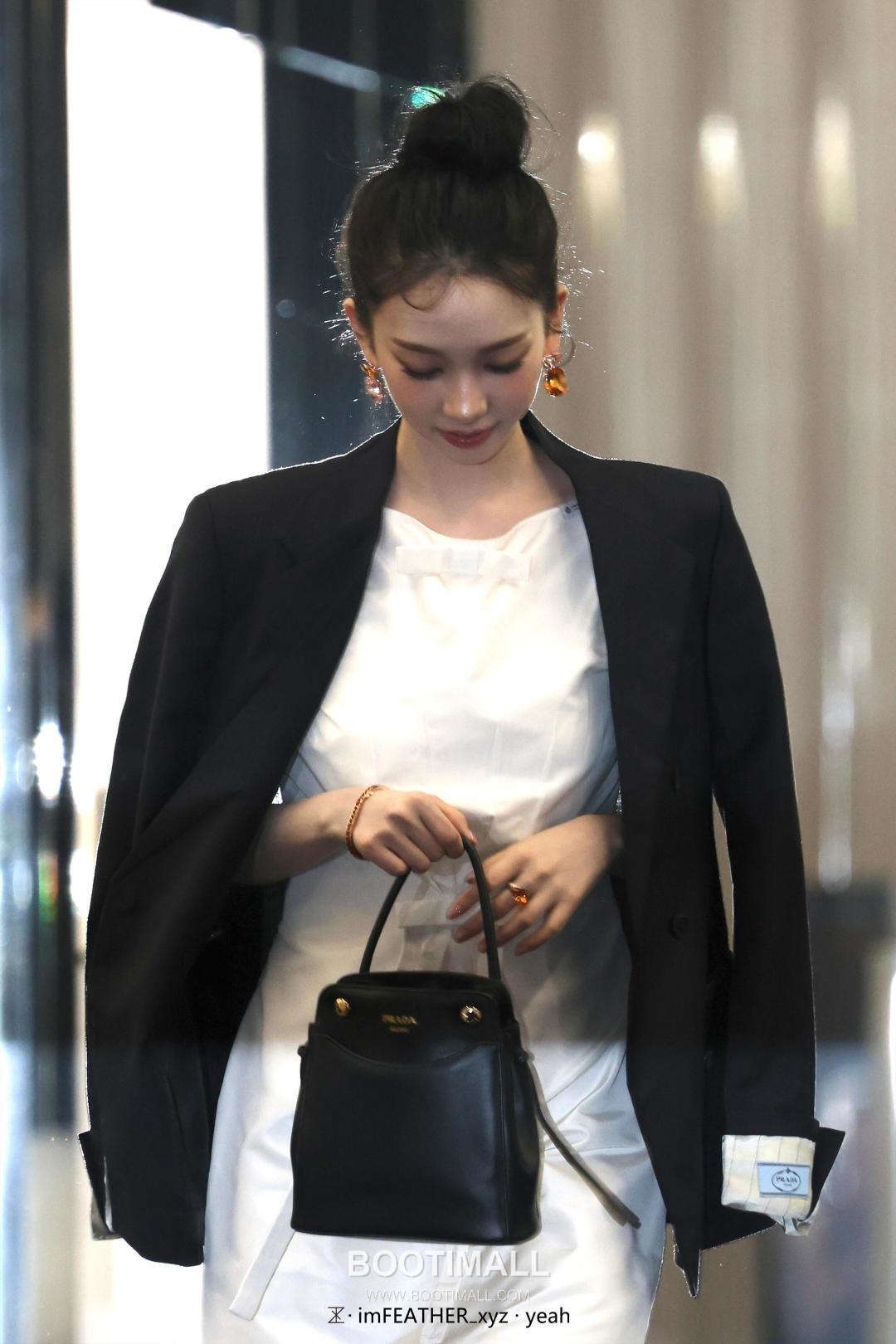 Prada Carry Calfskin Tote Bag with Strap Magnetic Closure Detail 프라다 캐리 카프스킨 토트백 스트랩 마그네틱클로저 1BA496 21cm 4