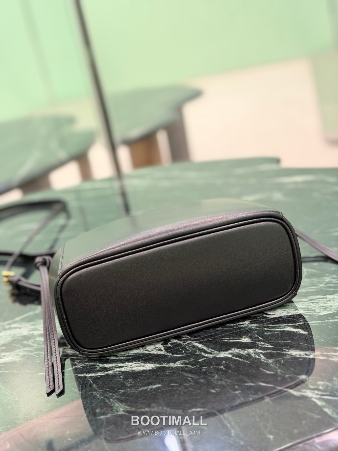 Prada Carry Calfskin Tote Bag with Strap Magnetic Closure Detail 프라다 캐리 카프스킨 토트백 스트랩 마그네틱클로저 1BA496 21cm 11