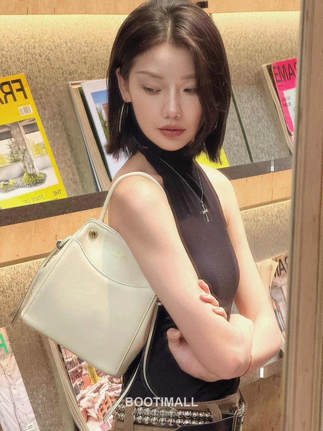 Prada Carry Calfskin Tote Bag with Strap Magnetic Closure Detail 프라다 캐리 카프스킨 토트백 스트랩 마그네틱클로저 1BA496 21cm 8