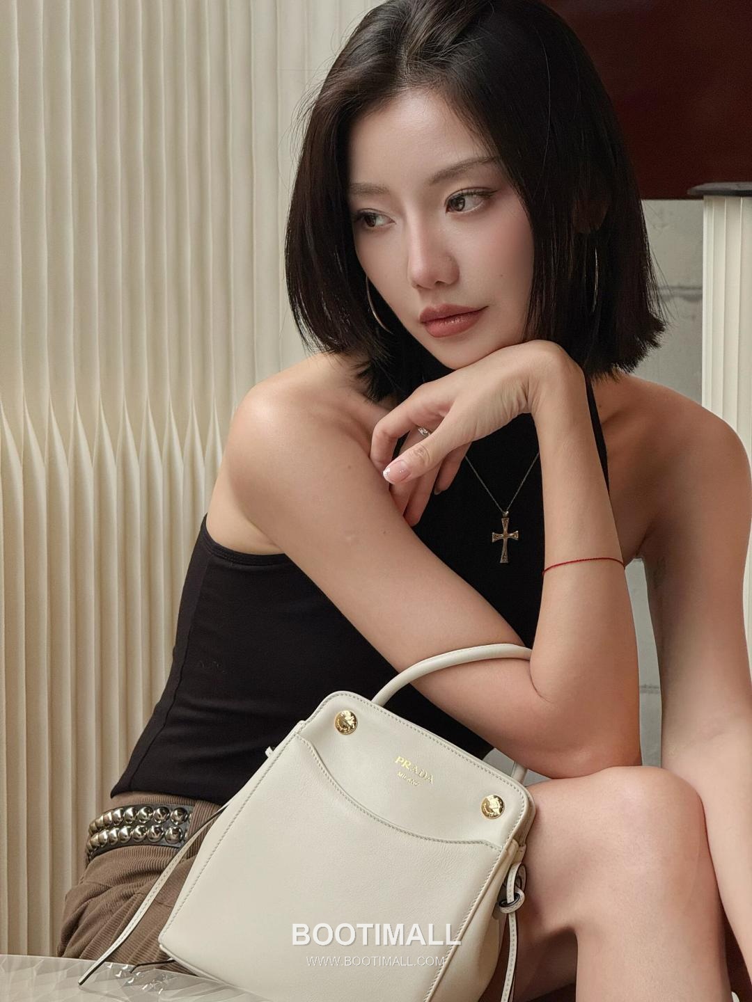 Prada Carry Calfskin Tote Bag with Strap Magnetic Closure Detail 프라다 캐리 카프스킨 토트백 스트랩 마그네틱클로저 1BA496 21cm 10