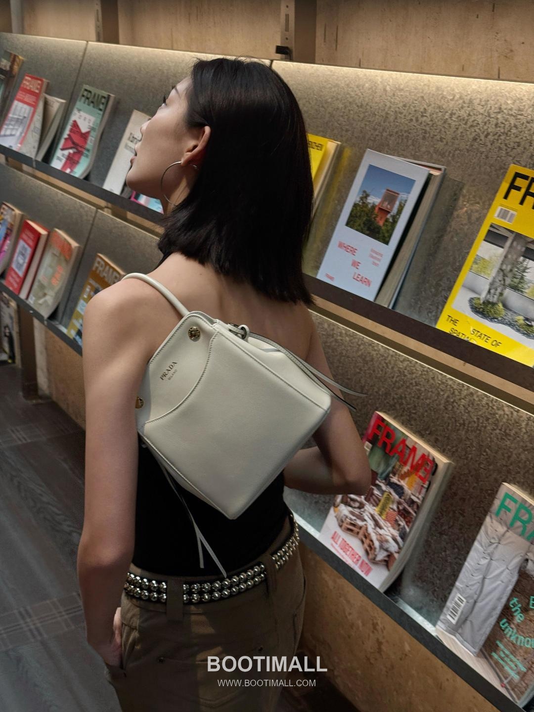 Prada Carry Calfskin Tote Bag with Strap Magnetic Closure Detail 프라다 캐리 카프스킨 토트백 스트랩 마그네틱클로저 1BA496 21cm 12