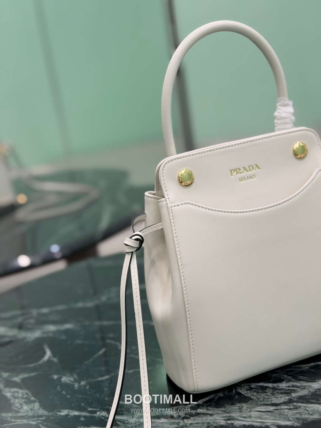 Prada Carry Calfskin Tote Bag with Strap Magnetic Closure Detail 프라다 캐리 카프스킨 토트백 스트랩 마그네틱클로저 1BA496 21cm 16