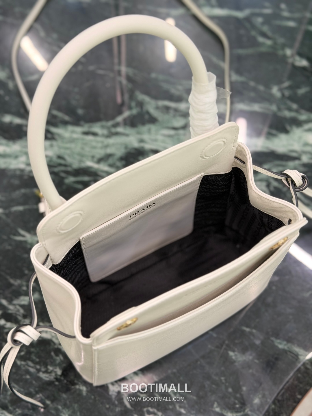 Prada Carry Calfskin Tote Bag with Strap Magnetic Closure Detail 프라다 캐리 카프스킨 토트백 스트랩 마그네틱클로저 1BA496 21cm 21