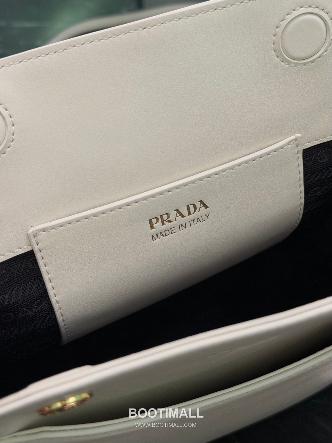 Prada Carry Calfskin Tote Bag with Strap Magnetic Closure Detail 프라다 캐리 카프스킨 토트백 스트랩 마그네틱클로저 1BA496 21cm 22