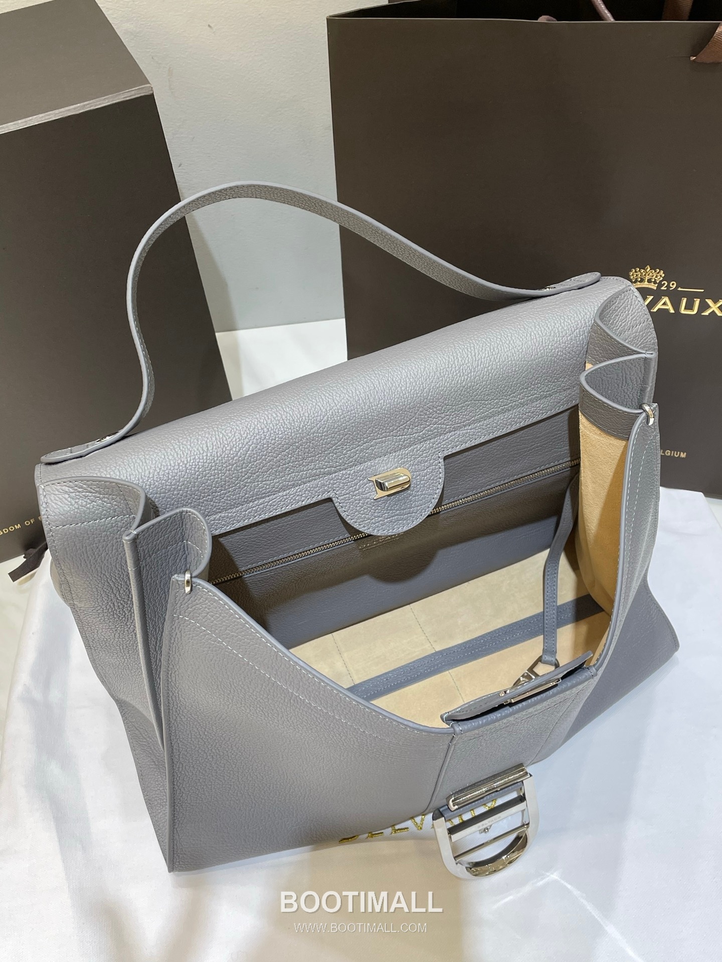 Delvaux Tempo Aluire Calfskin Tote Bag with Flap Strap Pocket Detail 델보 템포 알뤼르 카프스킨 토트백 플랩 스트랩 포켓 37.5cm 12