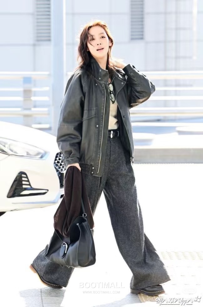 Delvaux Tempo Aluire Calfskin Tote Bag with Flap Strap Pocket Detail 델보 템포 알뤼르 카프스킨 토트백 플랩 스트랩 포켓 37.5cm 1