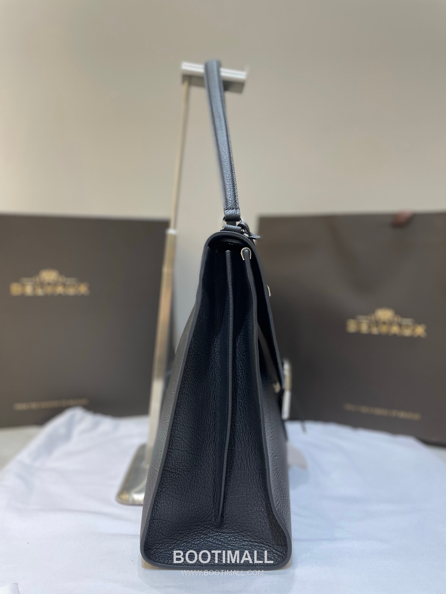 Delvaux Tempo Aluire Calfskin Tote Bag with Flap Strap Pocket Detail 델보 템포 알뤼르 카프스킨 토트백 플랩 스트랩 포켓 37.5cm 12