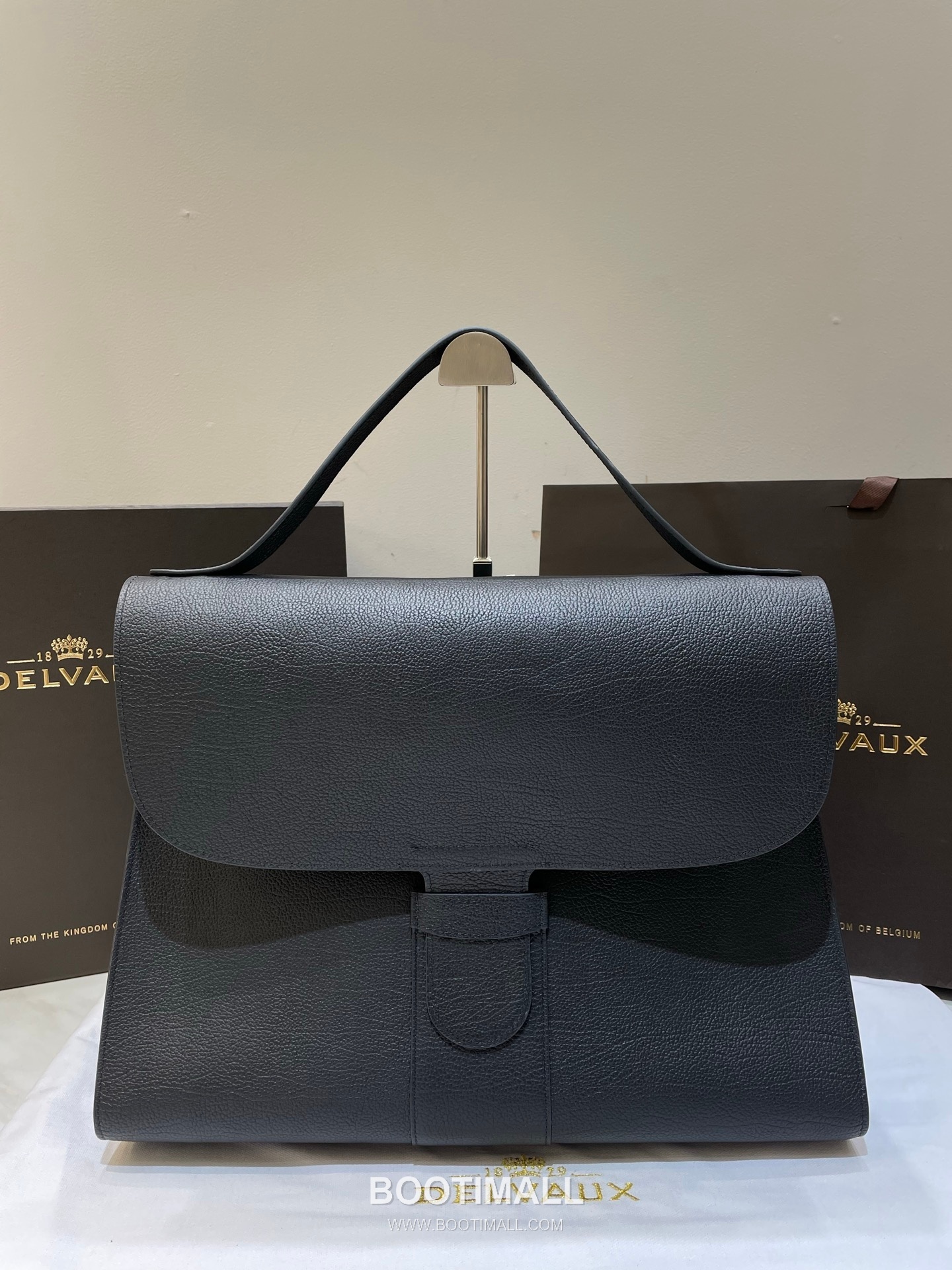 Delvaux Tempo Aluire Calfskin Tote Bag with Flap Strap Pocket Detail 델보 템포 알뤼르 카프스킨 토트백 플랩 스트랩 포켓 37.5cm 16