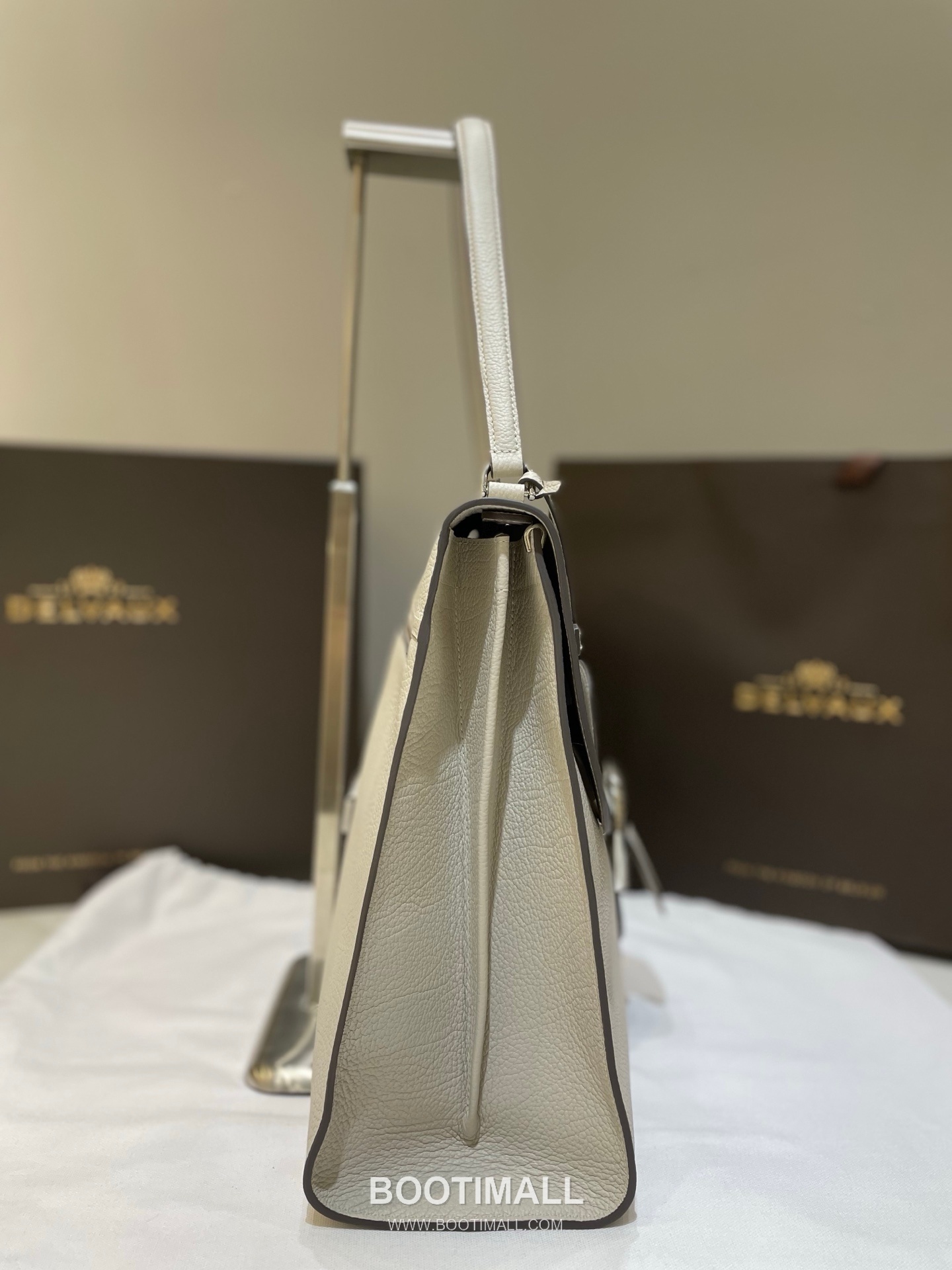 Delvaux Tempo Aluire Calfskin Tote Bag with Flap Strap Pocket Detail 델보 템포 알뤼르 카프스킨 토트백 플랩 스트랩 포켓 37.5cm 8