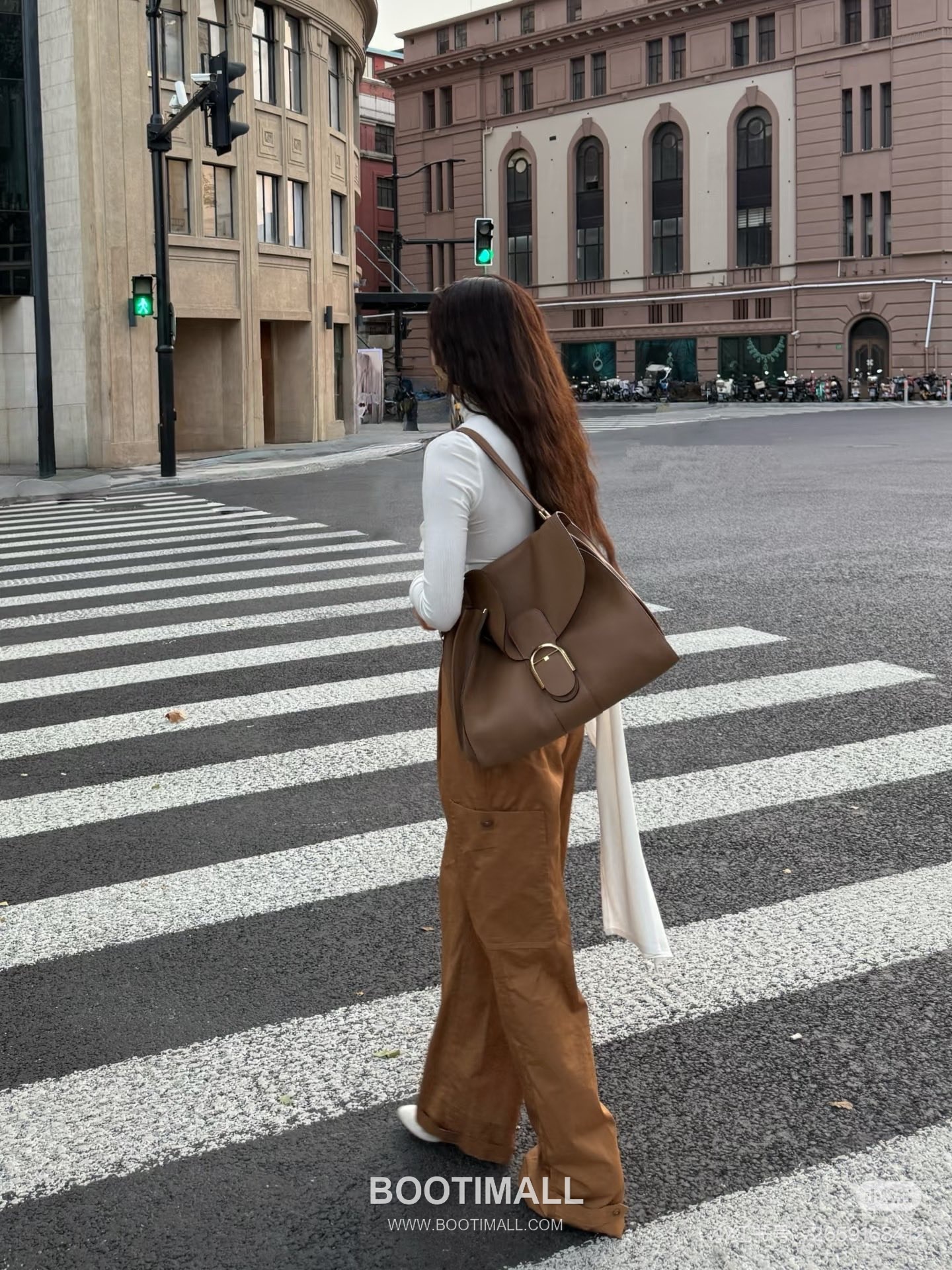 Delvaux Tempo Aluire Calfskin Tote Bag with Flap Strap Pocket Detail 델보 템포 알뤼르 카프스킨 토트백 플랩 스트랩 포켓 37.5cm 7