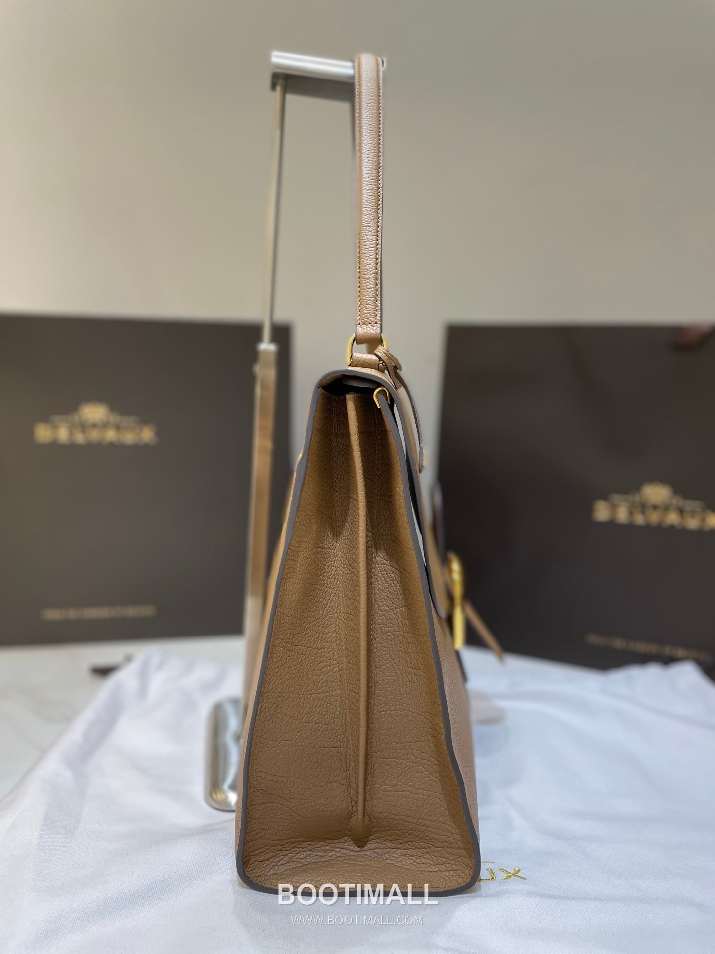 Delvaux Tempo Aluire Calfskin Tote Bag with Flap Strap Pocket Detail 델보 템포 알뤼르 카프스킨 토트백 플랩 스트랩 포켓 37.5cm 12