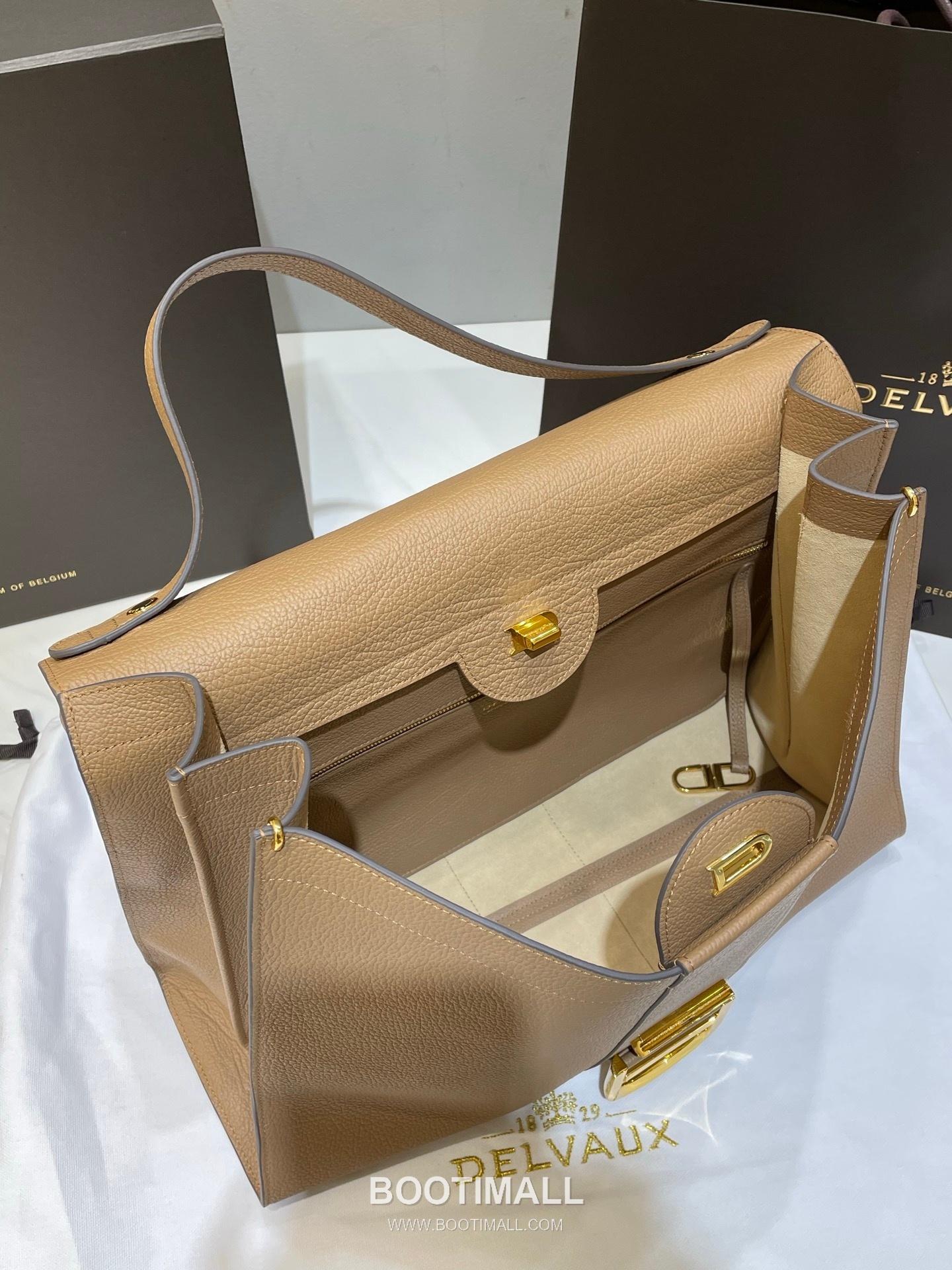 Delvaux Tempo Aluire Calfskin Tote Bag with Flap Strap Pocket Detail 델보 템포 알뤼르 카프스킨 토트백 플랩 스트랩 포켓 37.5cm 13