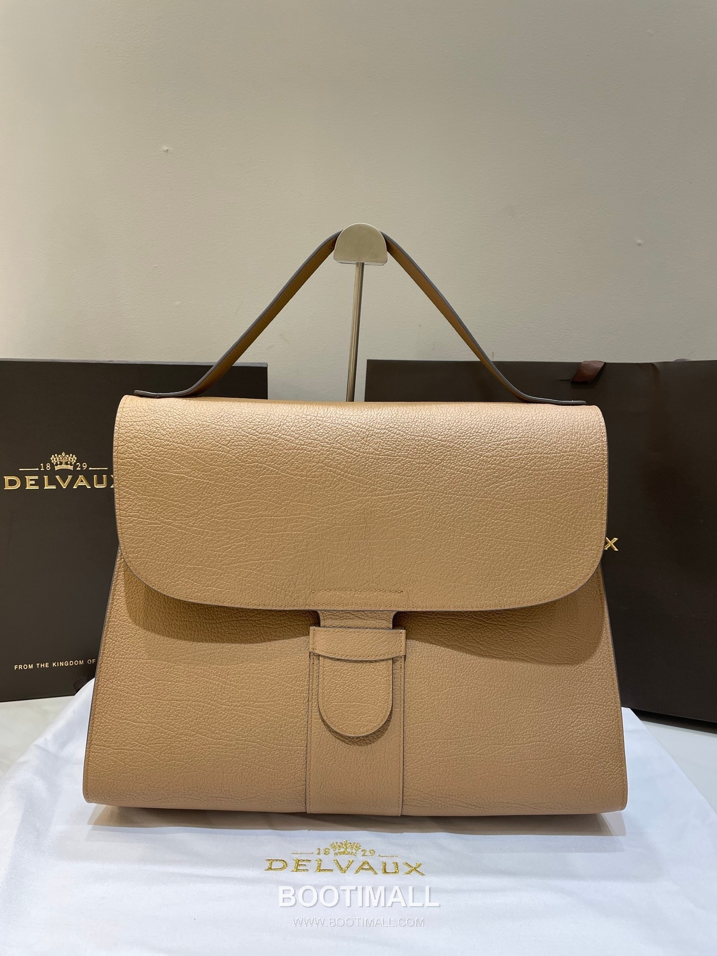 Delvaux Tempo Aluire Calfskin Tote Bag with Flap Strap Pocket Detail 델보 템포 알뤼르 카프스킨 토트백 플랩 스트랩 포켓 37.5cm 16