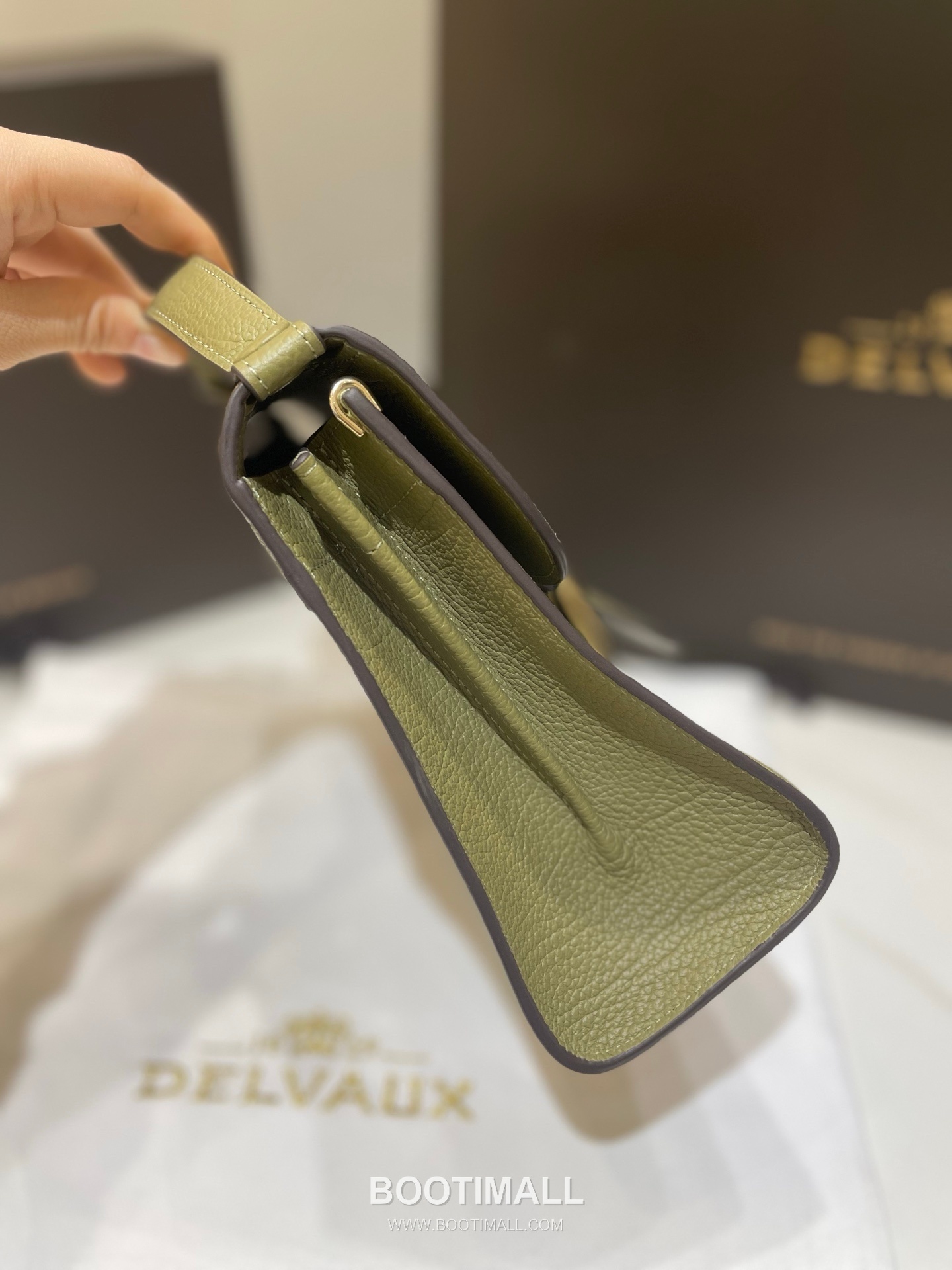 Delvaux Tempo Aluire Calfskin Tote Bag with Strap Flap Metal Detail 델보 템포 알뤼르 카프스킨 토트백 스트랩 플랩 메탈 23cm 9