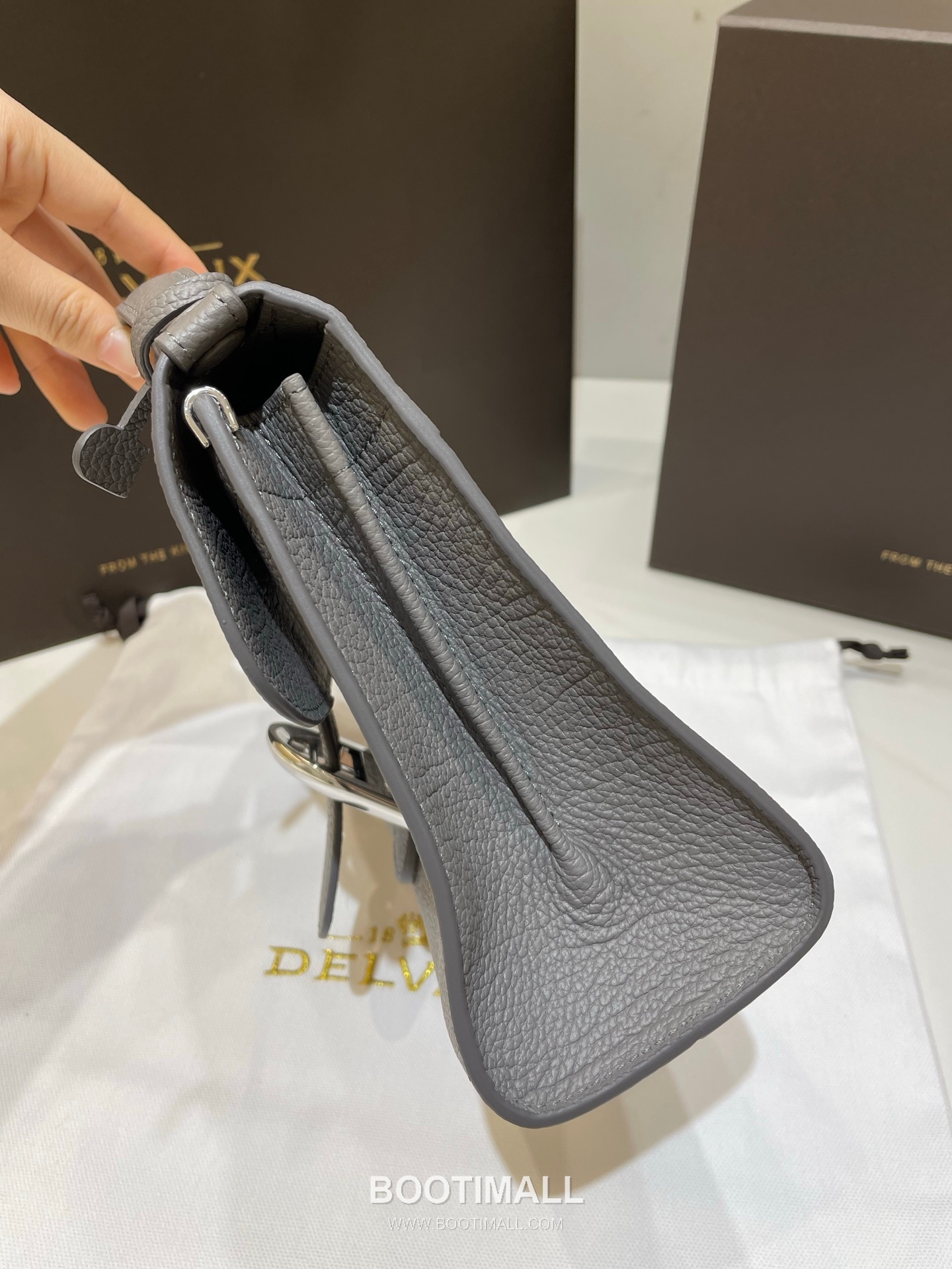 Delvaux Tempo Aluire Calfskin Tote Bag with Strap Flap Metal Detail 델보 템포 알뤼르 카프스킨 토트백 스트랩 플랩 메탈 23cm 9